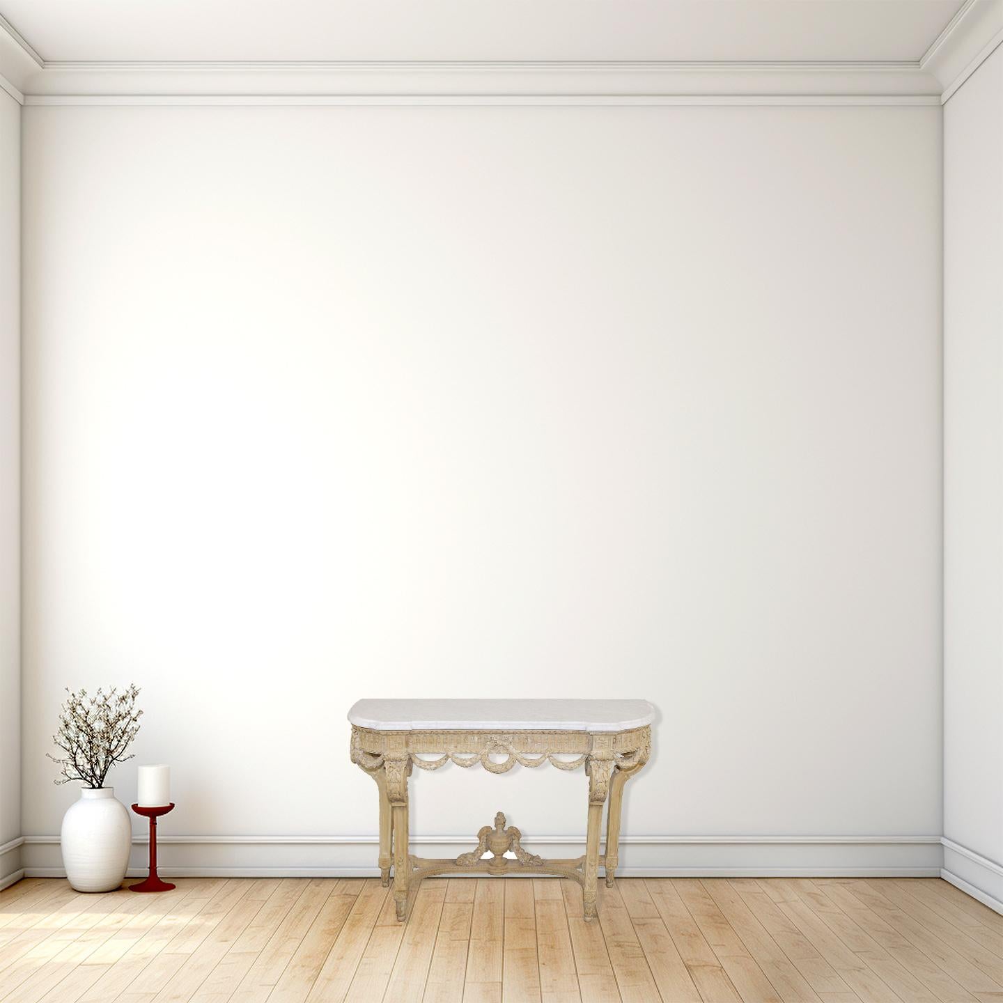 Francese Tavolo da console in legno sbiancato e marmo opaco in stile Luigi XVI in vendita