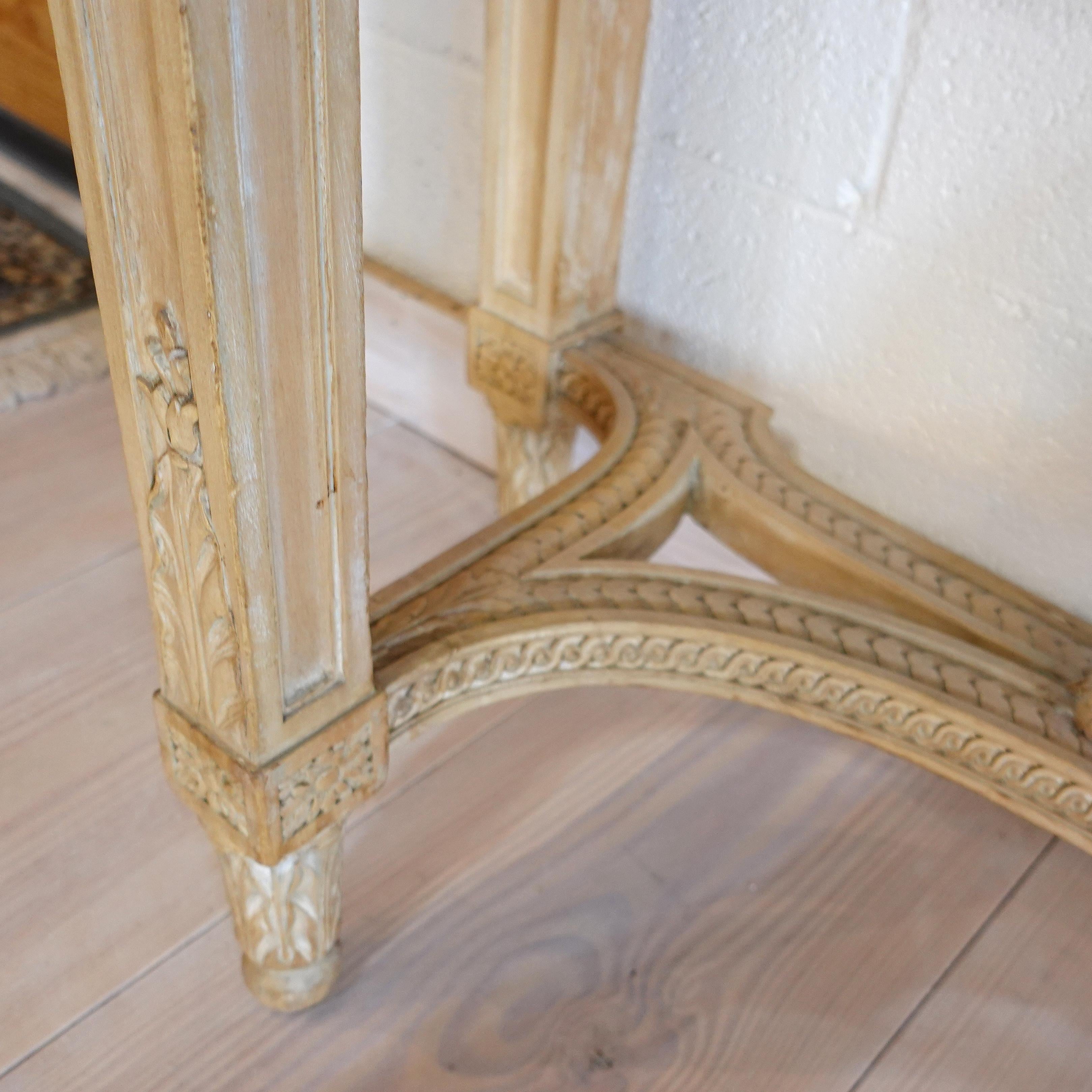 Tavolo da console in legno sbiancato e marmo opaco in stile Luigi XVI In condizioni buone in vendita a Leesburg, VA