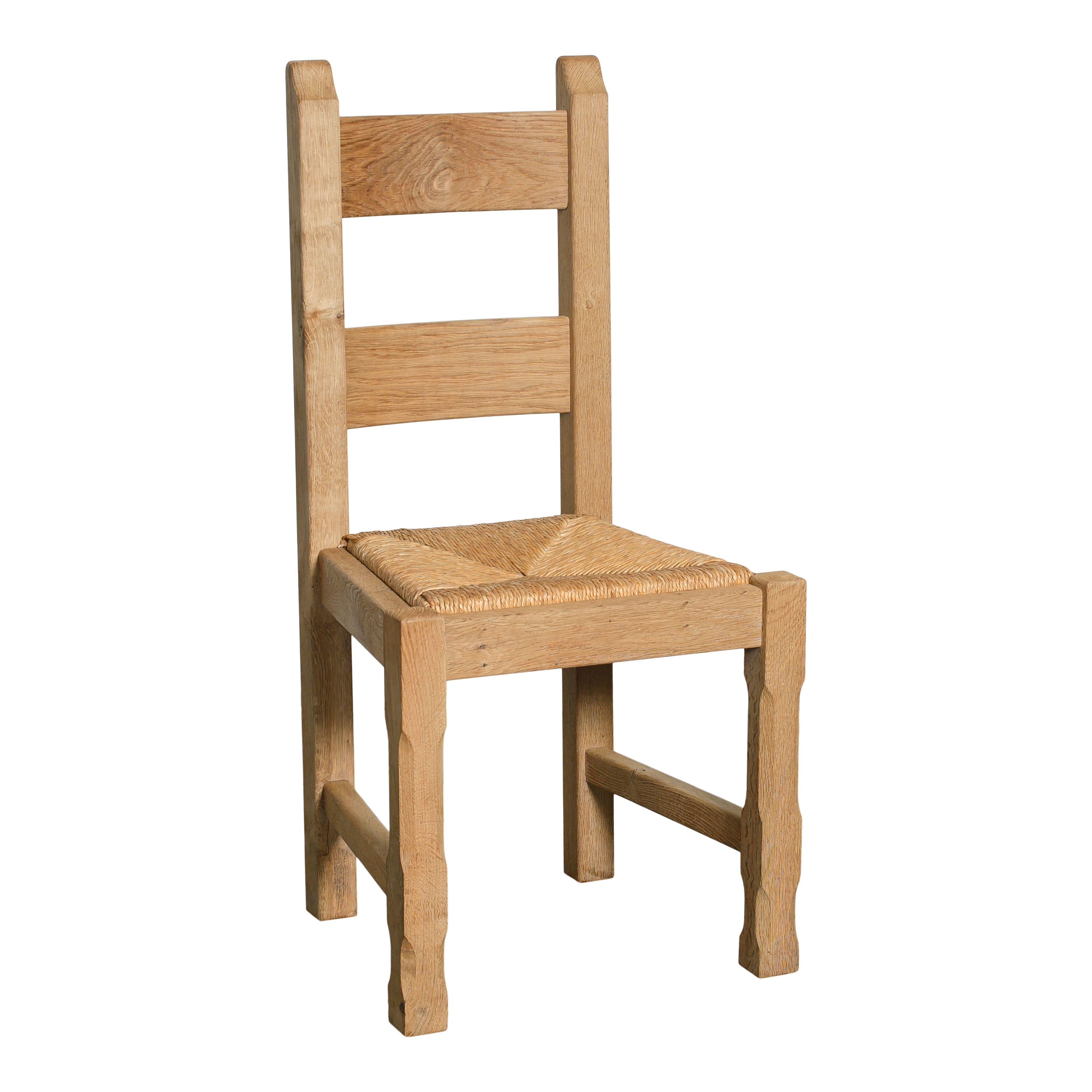Ein Satz von 6 Vintage-Holzstühlen mit einem Sitz aus Binsen. Das Holz wurde gebleicht, so dass es hell und weich ist und eine natürliche und zeitlos warme Ausstrahlung hat. Auch das Gestell des Stuhls ist schlicht und zeitlos. Die Sitzfläche