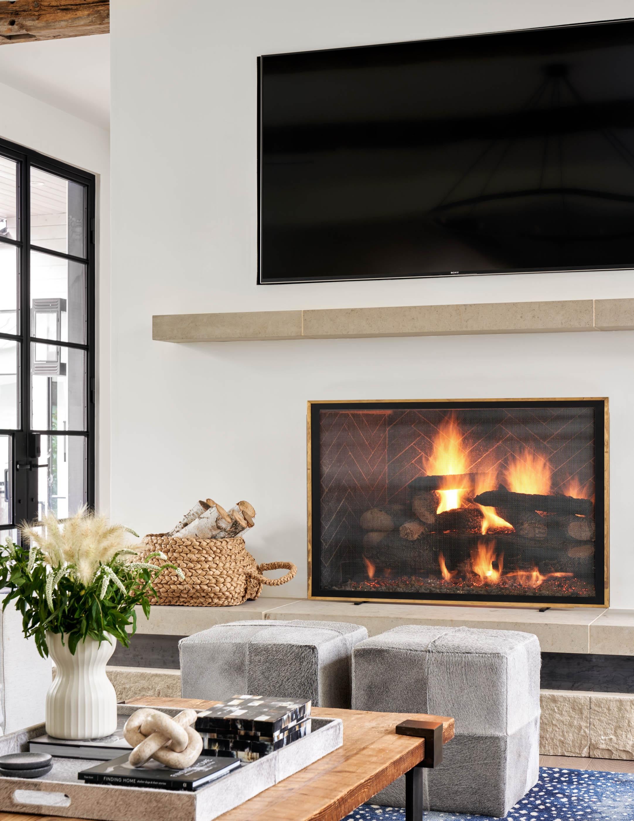Americano Schermo per caminetto Bleeker in bianco opaco con cornice in ottone in vendita