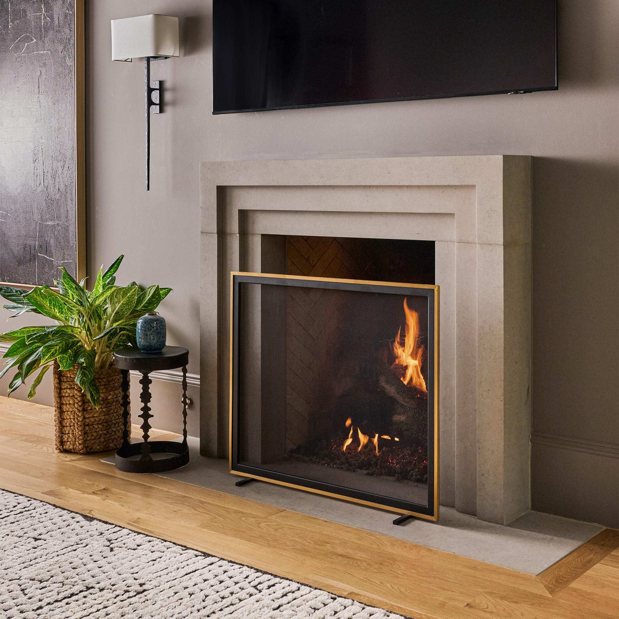 Schermo per caminetto Bleeker in bianco opaco con cornice in ottone in vendita 1