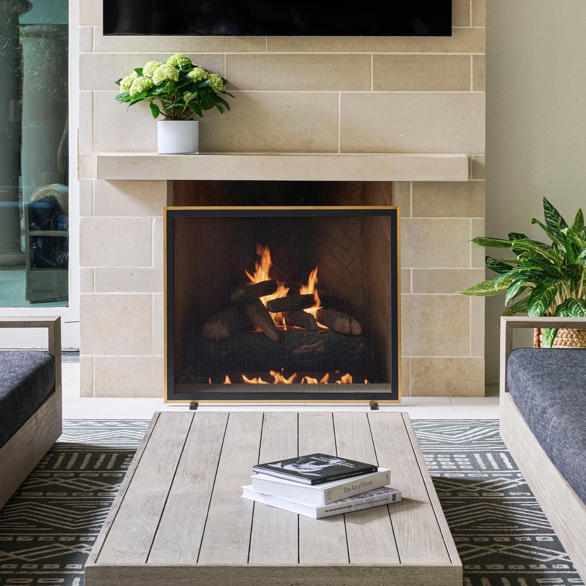 Schermo per caminetto Bleeker in bianco opaco con cornice in ottone in vendita 2
