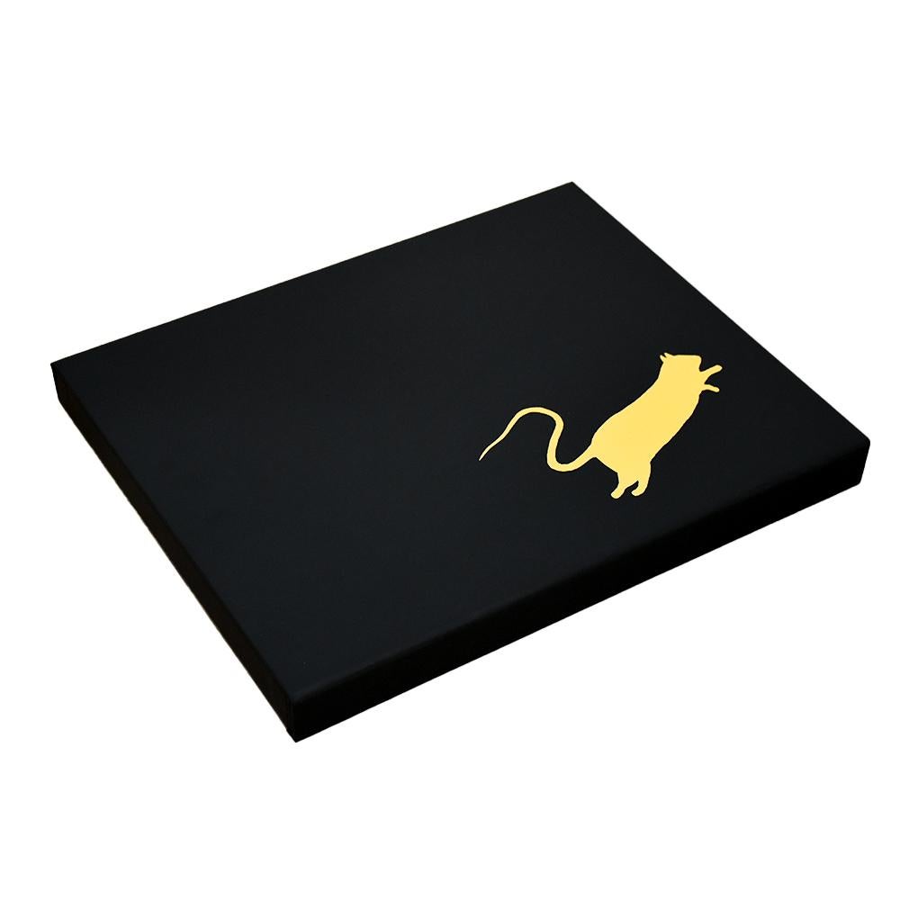 Splendida edizione speciale di Blek Le Rat L'uomo che attraversa i muri.
Viene fornito completo di serigrafia, scatola personalizzata e del libro di Blek Le Rat, Getting Through The Walls.
Autoritratto di Blek Le Rat con in mano una borsa di stencil