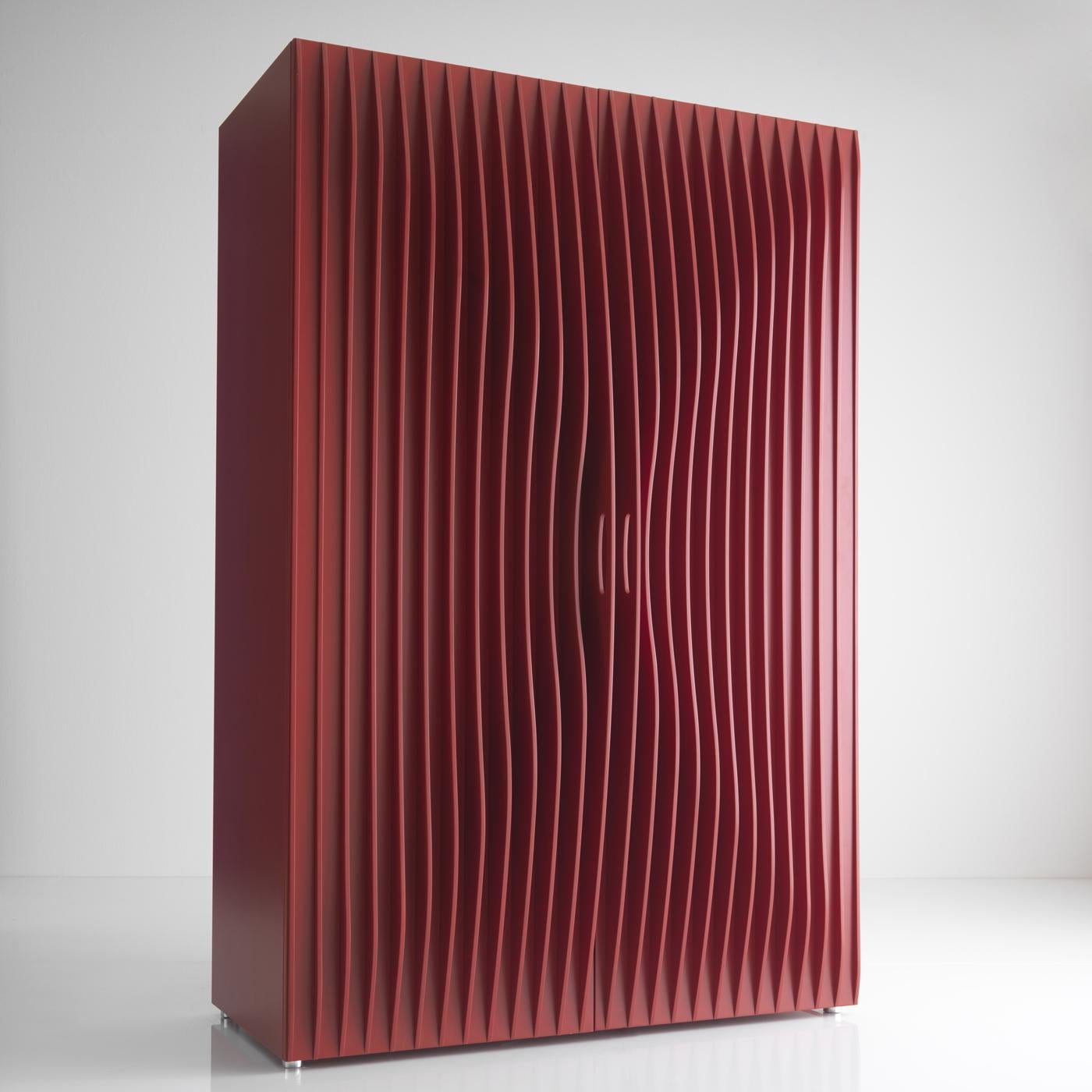 Pièce sculpturale d'un décor fonctionnel, cette armoire affiche le dynamisme et l'élégance typiques du design de Karim Rashid. Le cadre, les étagères et les portes sont en MDF laqué rouge, avec un effet d'ondulation étonnant. L'intérieur est éclairé