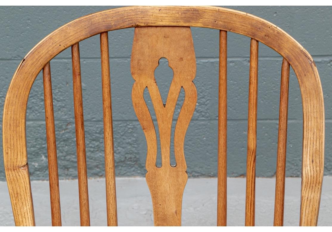 Ensemble mélangé de 8 fauteuils Windsor en bois de feuillus semi-anciens offerts gratuitement en vente 7