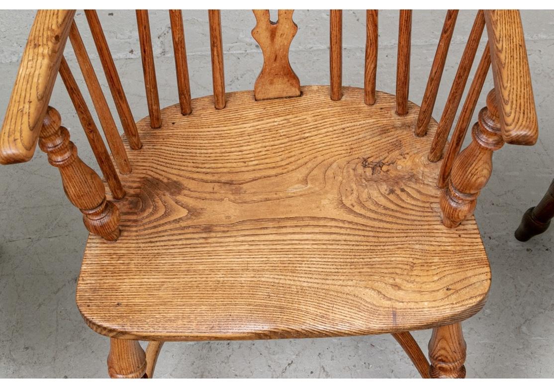Un ensemble exceptionnel de 8 fauteuils Windsor en bois dur mélangé, avec une forme traditionnelle fine et des sièges particulièrement bien grainés. Dans un ton Naturel, avec des dos cerclés classiques avec des fuseaux et des éclisses sculptées