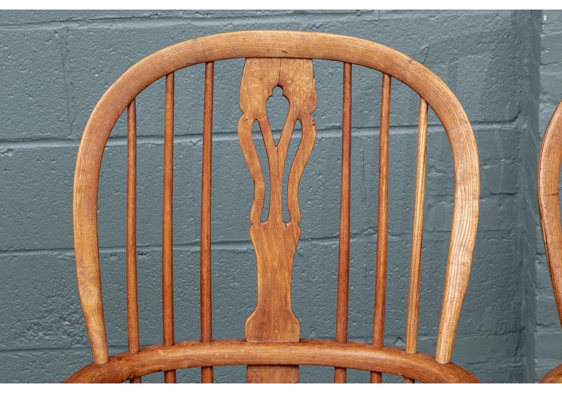 Ensemble mélangé de 8 fauteuils Windsor en bois de feuillus semi-anciens offerts gratuitement Abîmé - En vente à Bridgeport, CT