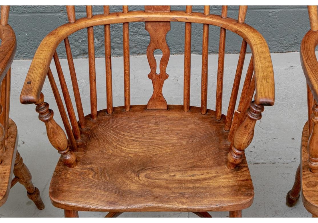 Ensemble mélangé de 8 fauteuils Windsor en bois de feuillus semi-anciens offerts gratuitement en vente 2