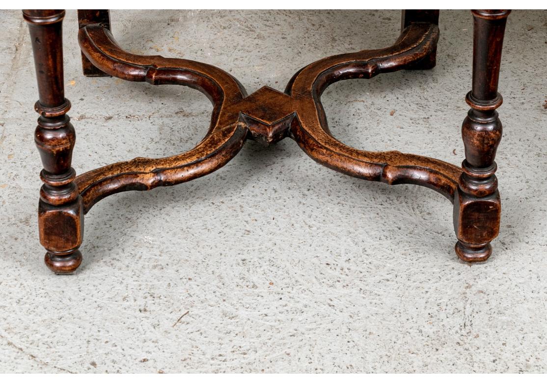 Ensemble de six chaises en velours du XVIIIe siècle de style Jacobean pour la restauration en vente 3