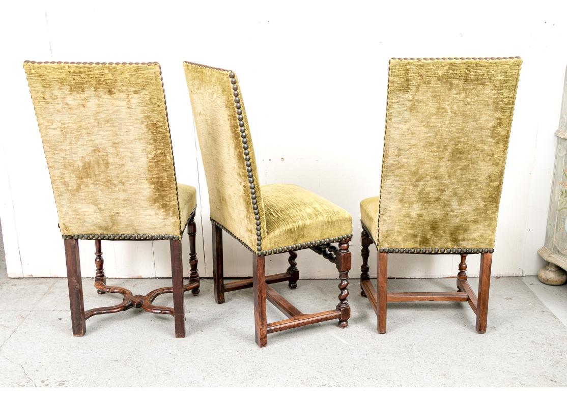 Ensemble de six chaises en velours du XVIIIe siècle de style Jacobean pour la restauration en vente 7