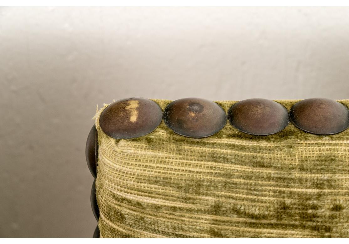 Exceptionnel ensemble de huit chaises de style jacobéen du début du XVIIIe siècle, comprenant.. :
Six chaises d'appoint avec piétements bien tournés et brancard, base en forme de H avec brancard et tapisserie d'époque Textured Olive tone custom with