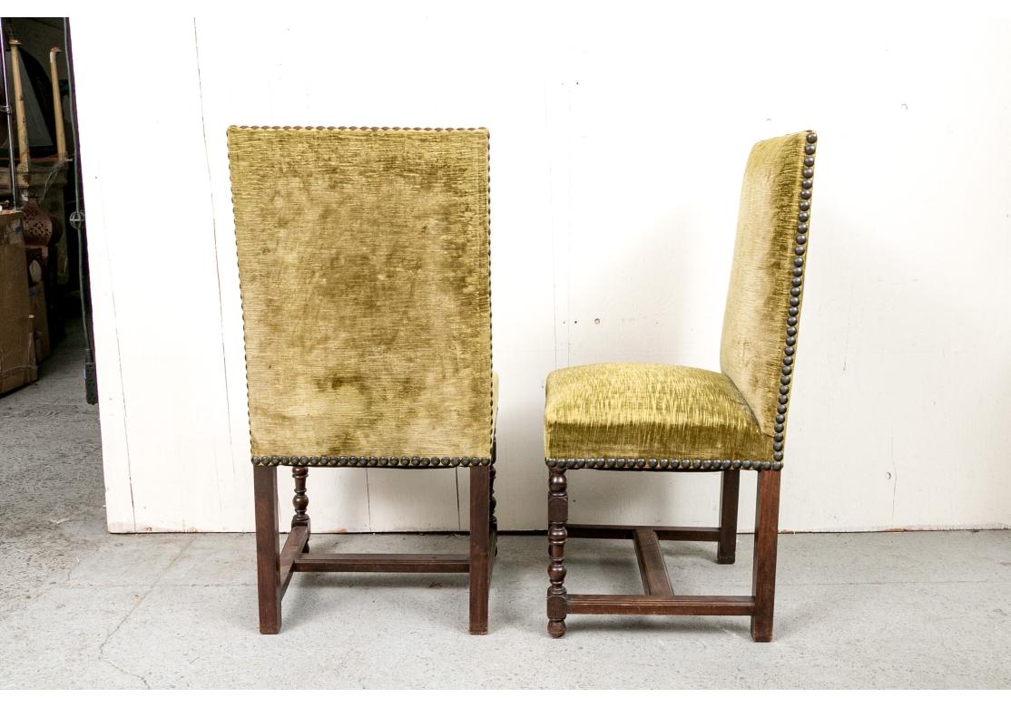Sculpté à la main Ensemble de six chaises en velours du XVIIIe siècle de style Jacobean pour la restauration en vente