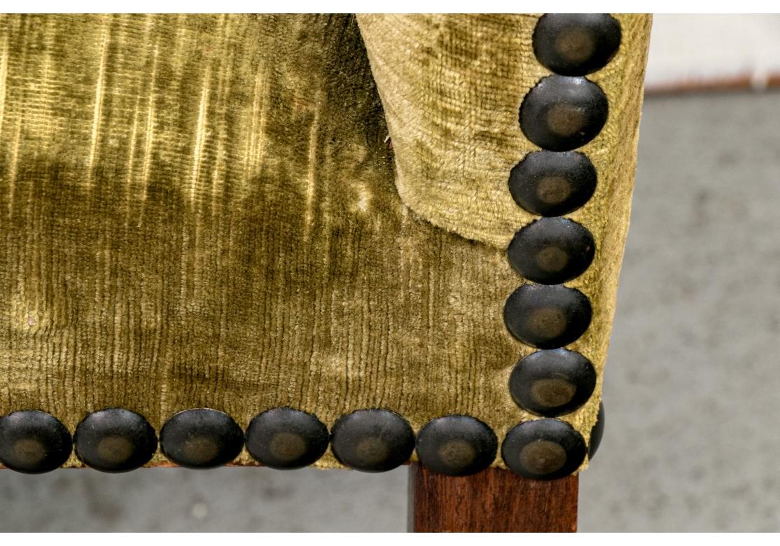 XVIIIe siècle et antérieur Ensemble de six chaises en velours du XVIIIe siècle de style Jacobean pour la restauration en vente