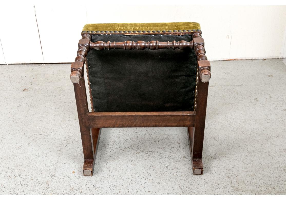 Velours Ensemble de six chaises en velours du XVIIIe siècle de style Jacobean pour la restauration en vente