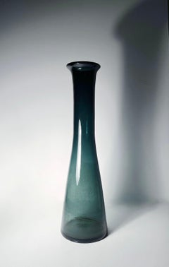 Jarrón de cristal arquitectónico Blenko Modelo 5415 en color carbón de Wayne Husted