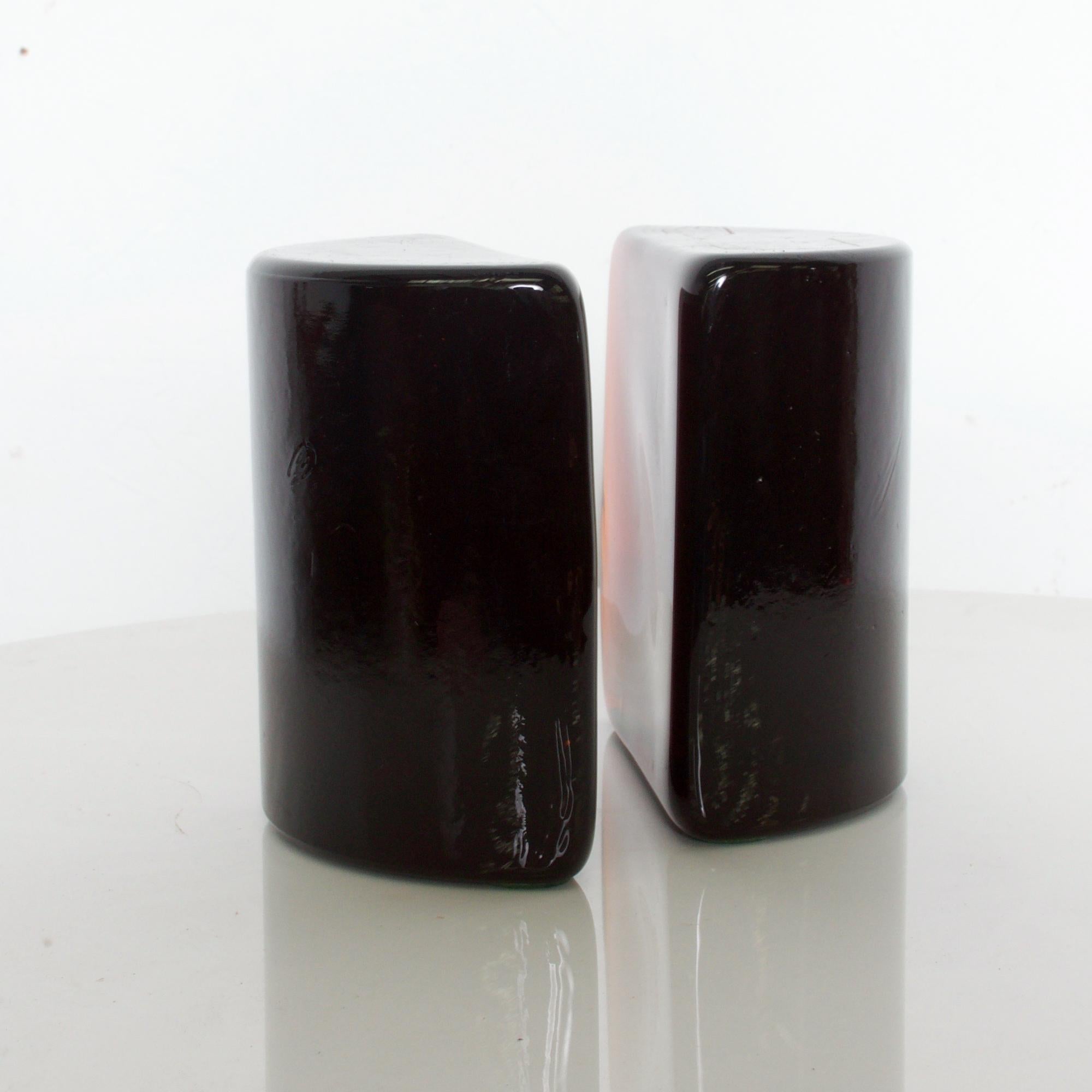 1970s Mid-Century Modern handcraft Set of 2 dark amber glass half moon book ends attributed to Blenko art glass, West Virginia USA

No maker label.

Dimensions: 5