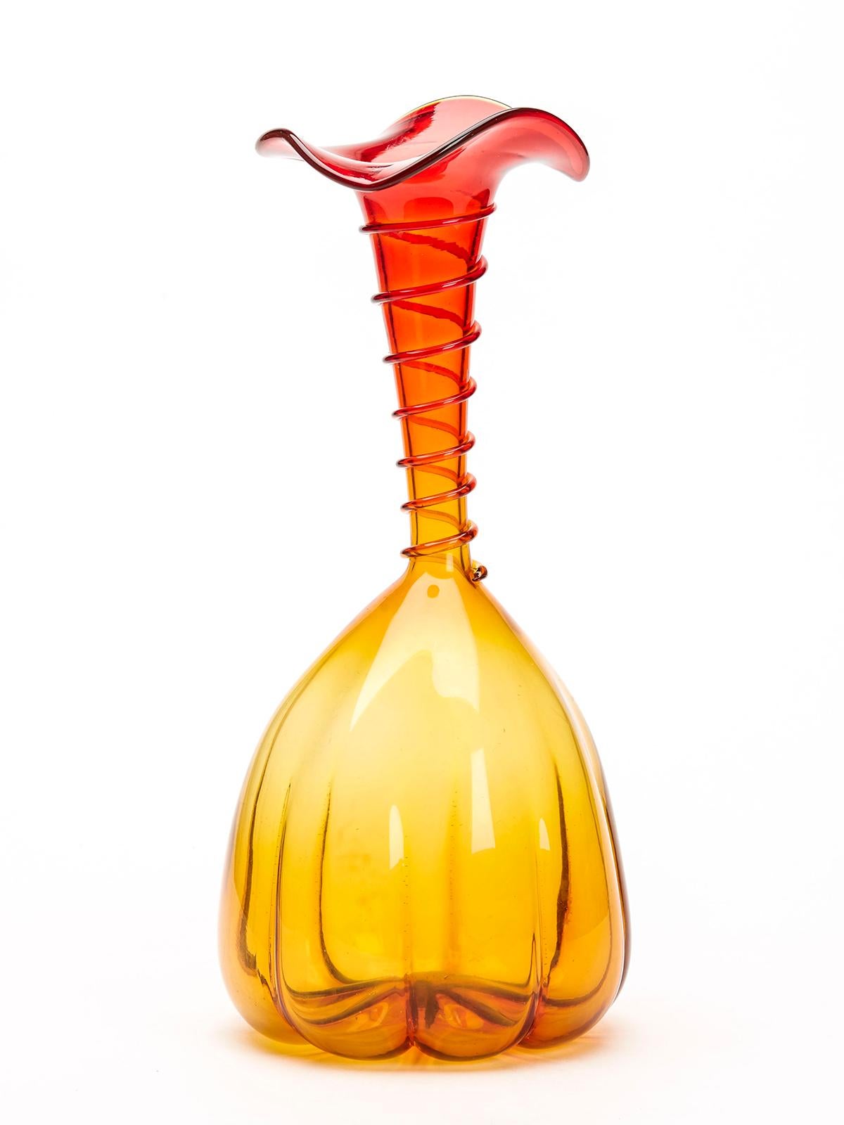 Verre brun Grand vase en verre d'art ambréna à ombres attribué à Blenko en vente