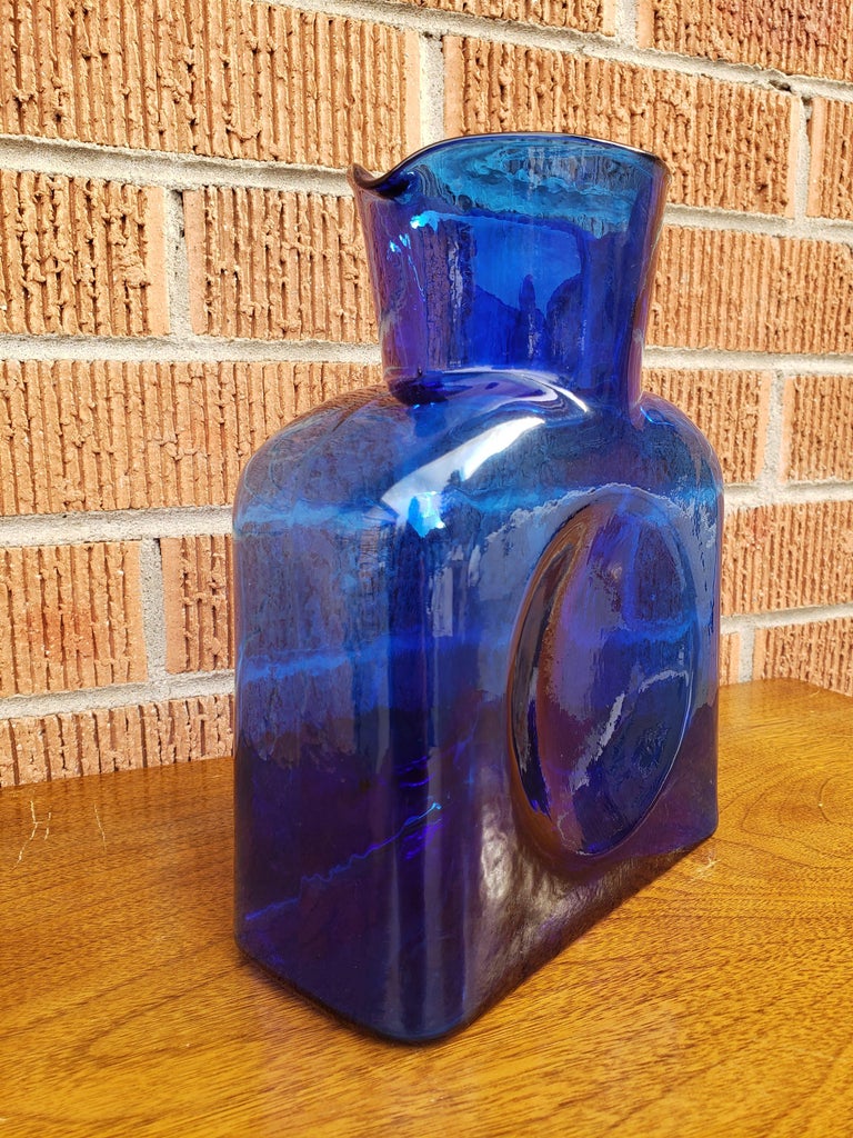 https://a.1stdibscdn.com/blenko-cobalt-blue-water-bottle-for-sale-picture-4/f_7805/f_262126221637793722161/DG0221_03_2__master.jpeg?width=768