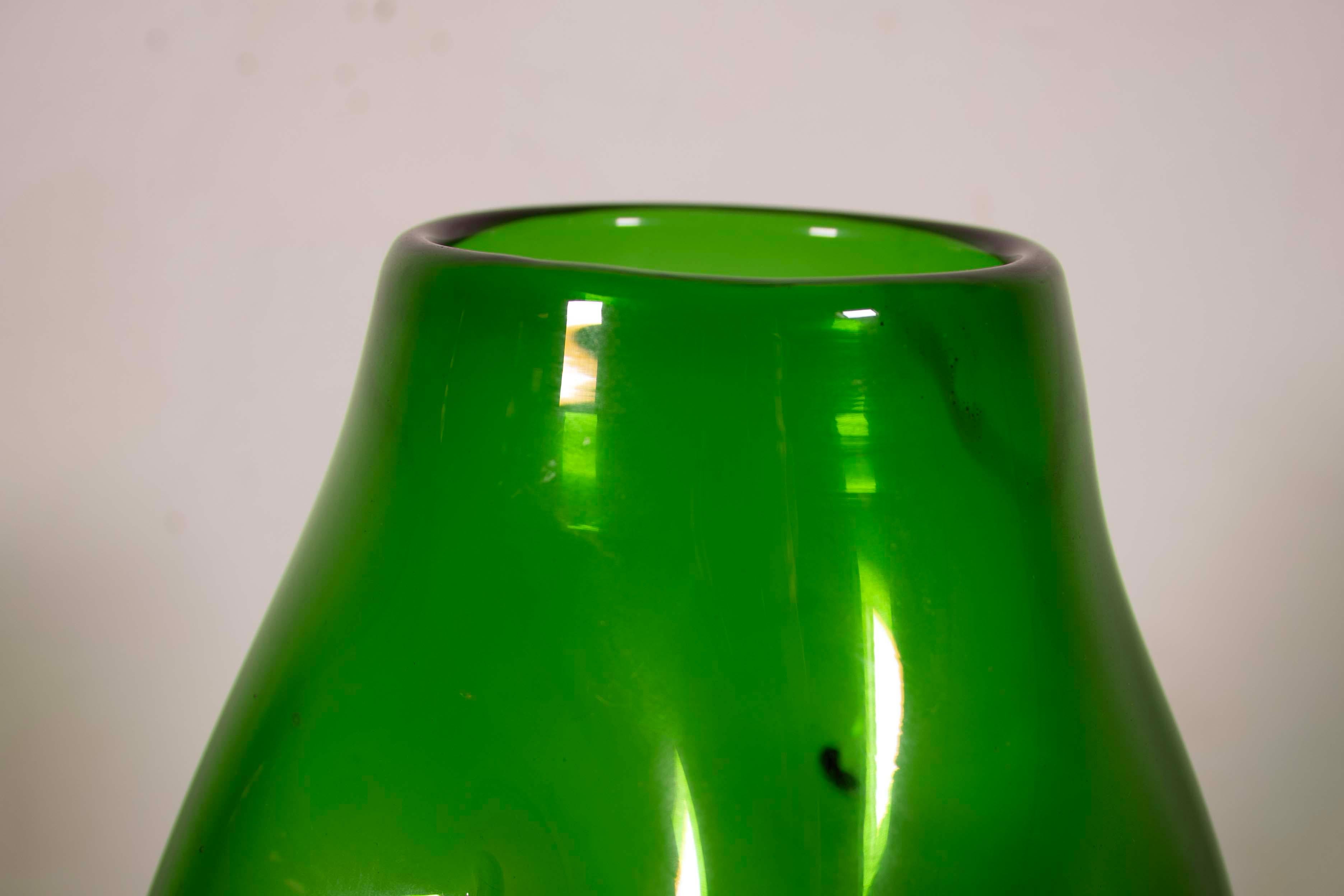 Blenko Emerald Green Pinched Vase Model 921L Mid Century Modern In Good Condition For Sale In Keego Harbor, MI
