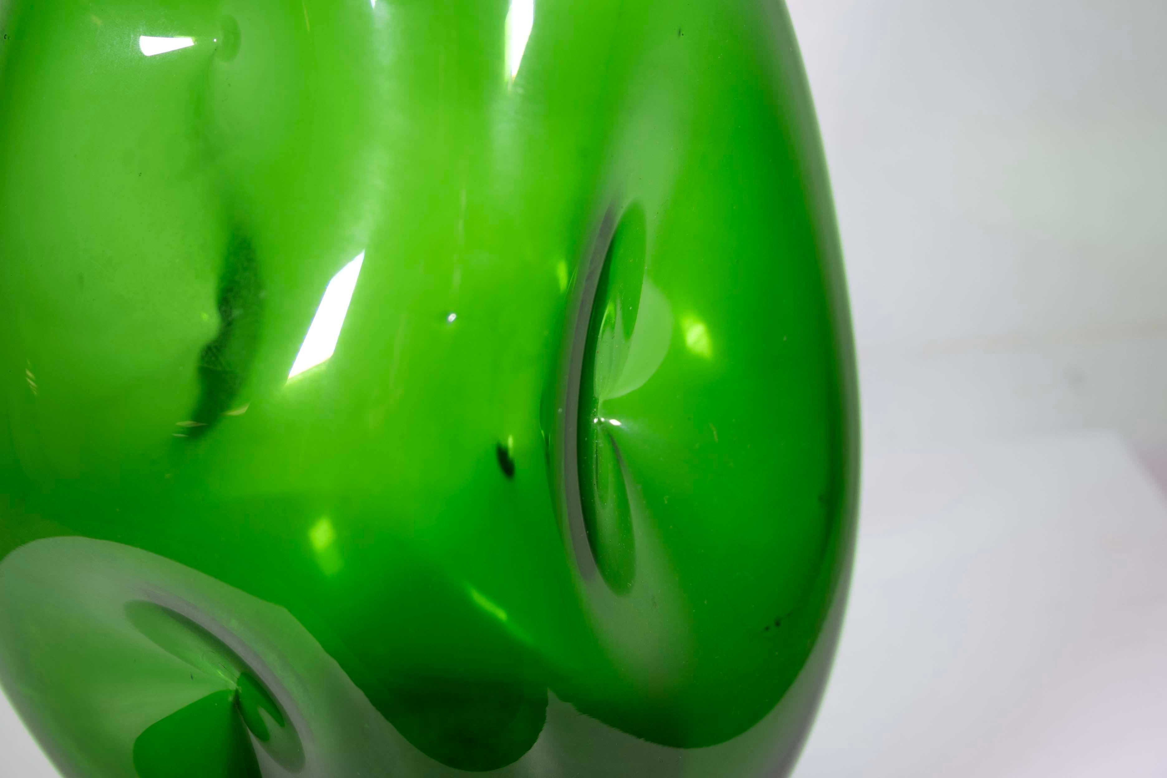 Smaragdgrüne genagelte Blenko-Vase Modell 921L Mid-Century Modern (Glas) im Angebot