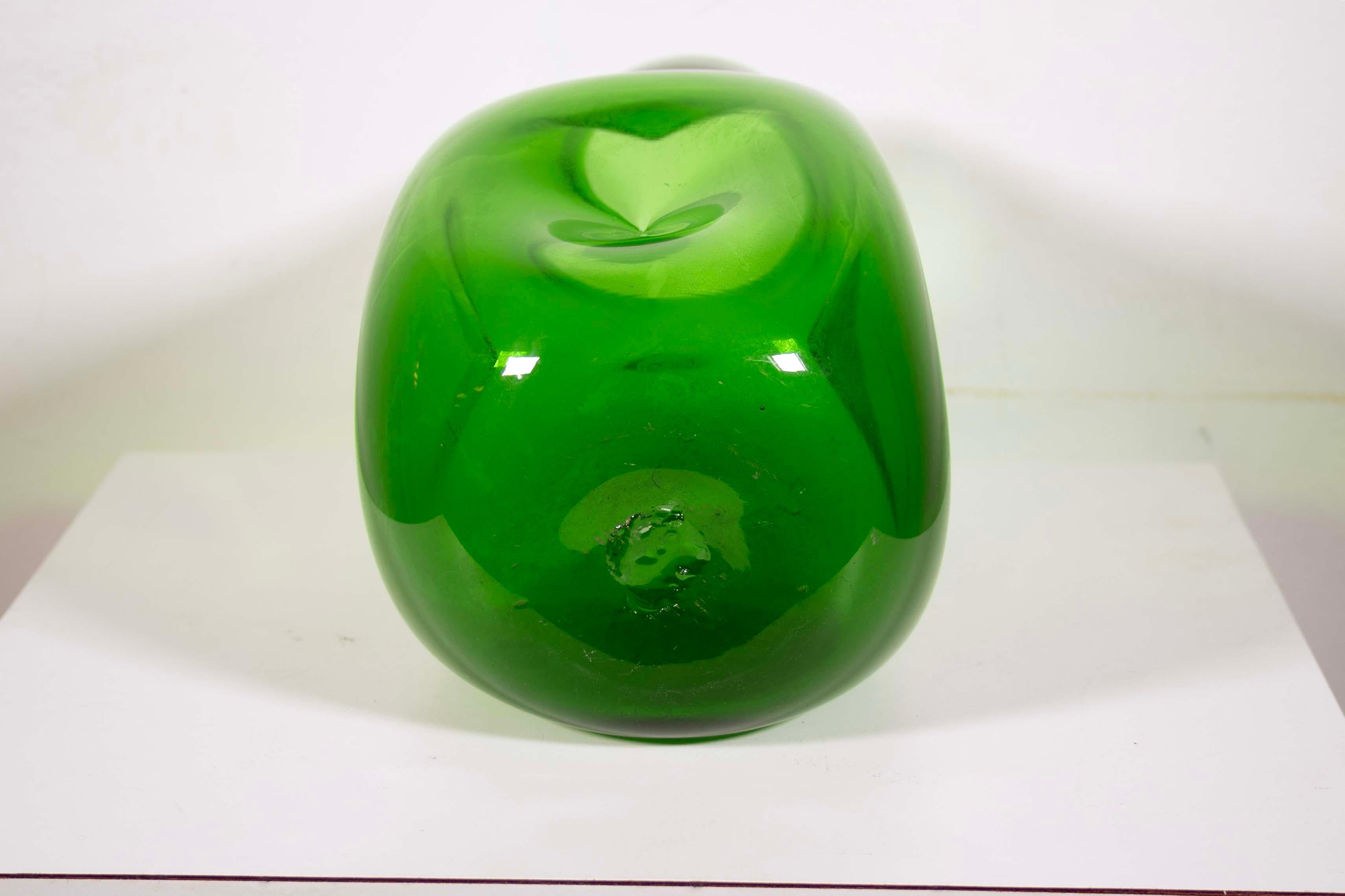 Smaragdgrüne genagelte Blenko-Vase Modell 921L Mid-Century Modern im Angebot 1