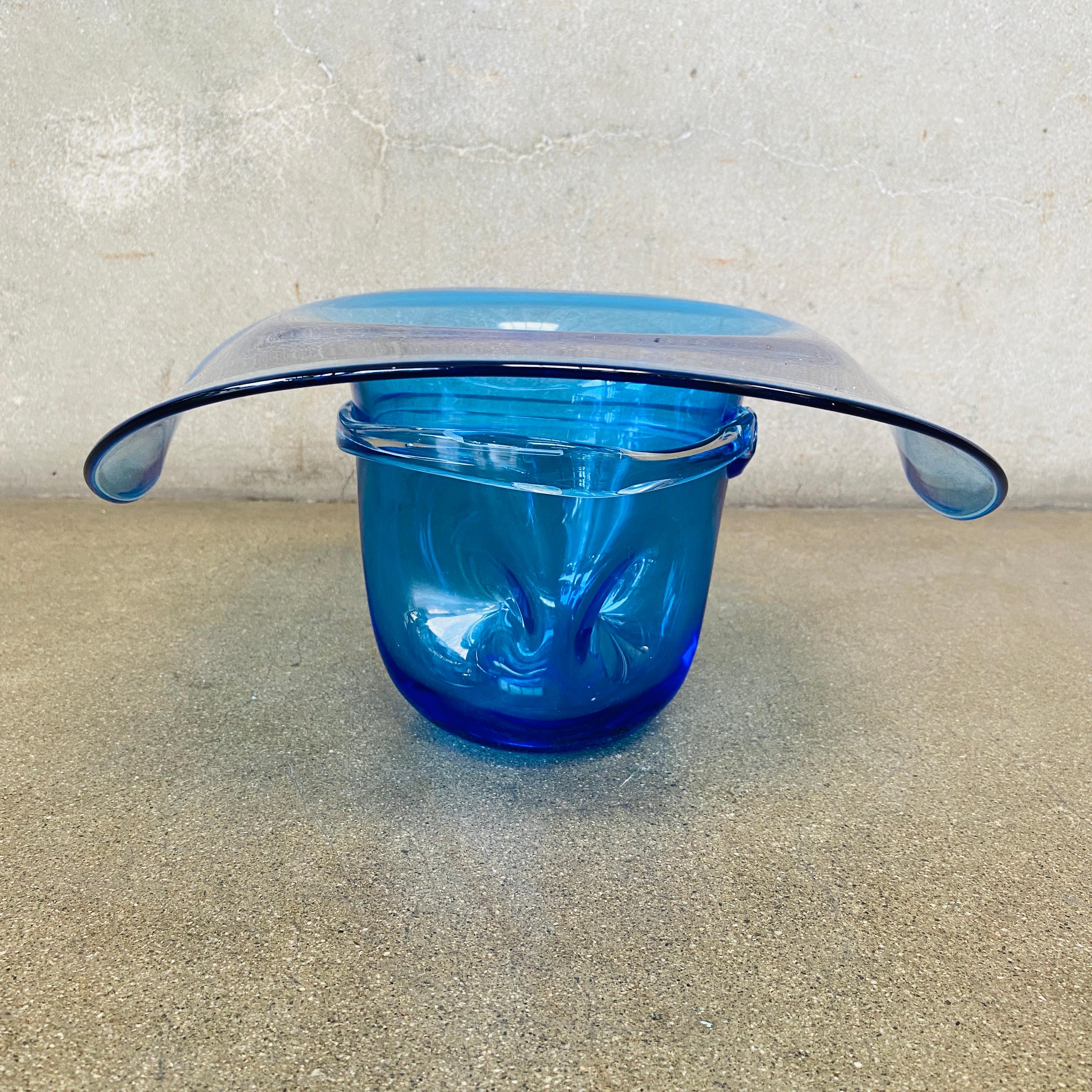 Blenko Escultura de cristal azul con sombrero de vaquero Cuenco decorativo en Bueno estado para la venta en San Juan Capistrano, CA