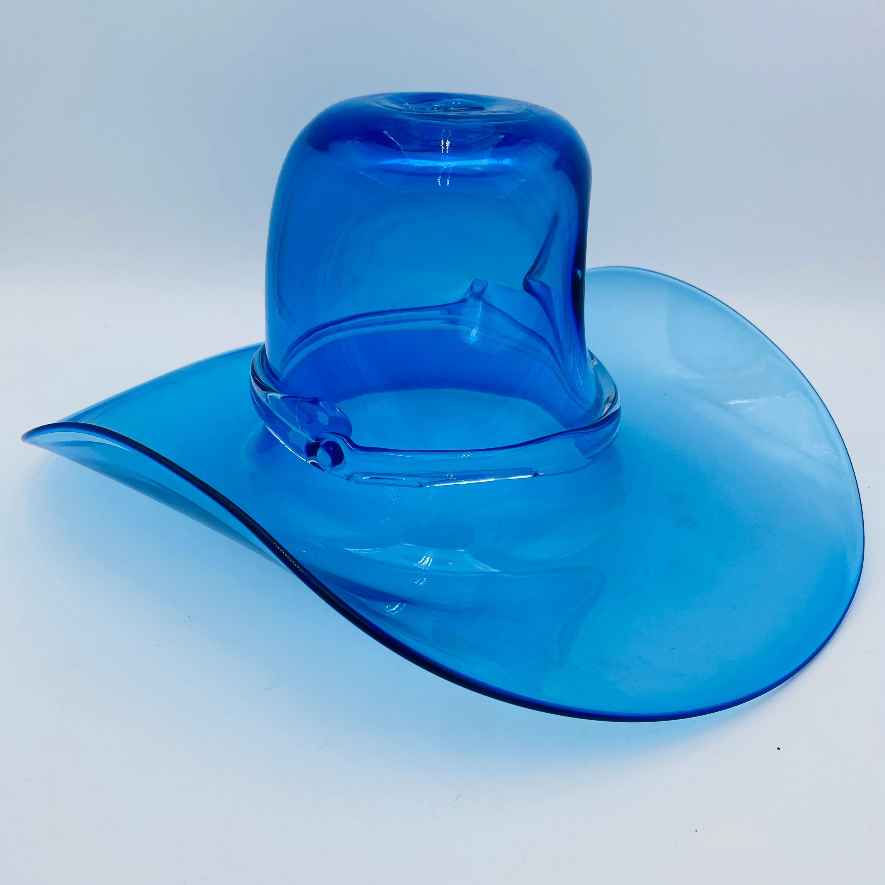 Sombrero vaquero de cristal Blenko vintage, grande y bonito, hecho a mano, que puede servir como cuenco, cubitera o centro de mesa. El sombrero está soplado a mano con vidrio azul, no es una reproducción. Firmado a mano por Blenko, así como un