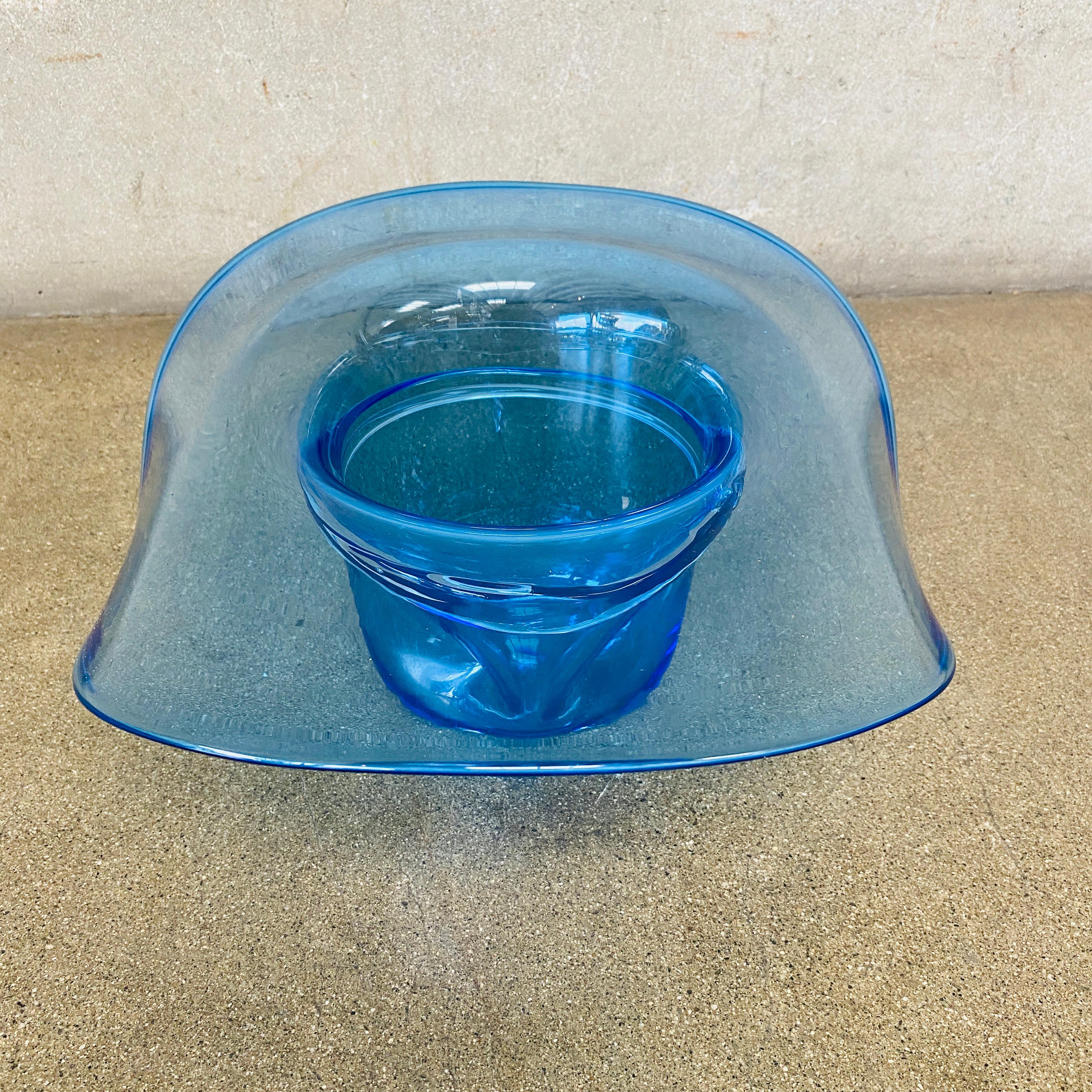 Blenko Escultura de cristal azul con sombrero de vaquero Cuenco decorativo Siglo XXI y contemporáneo en venta