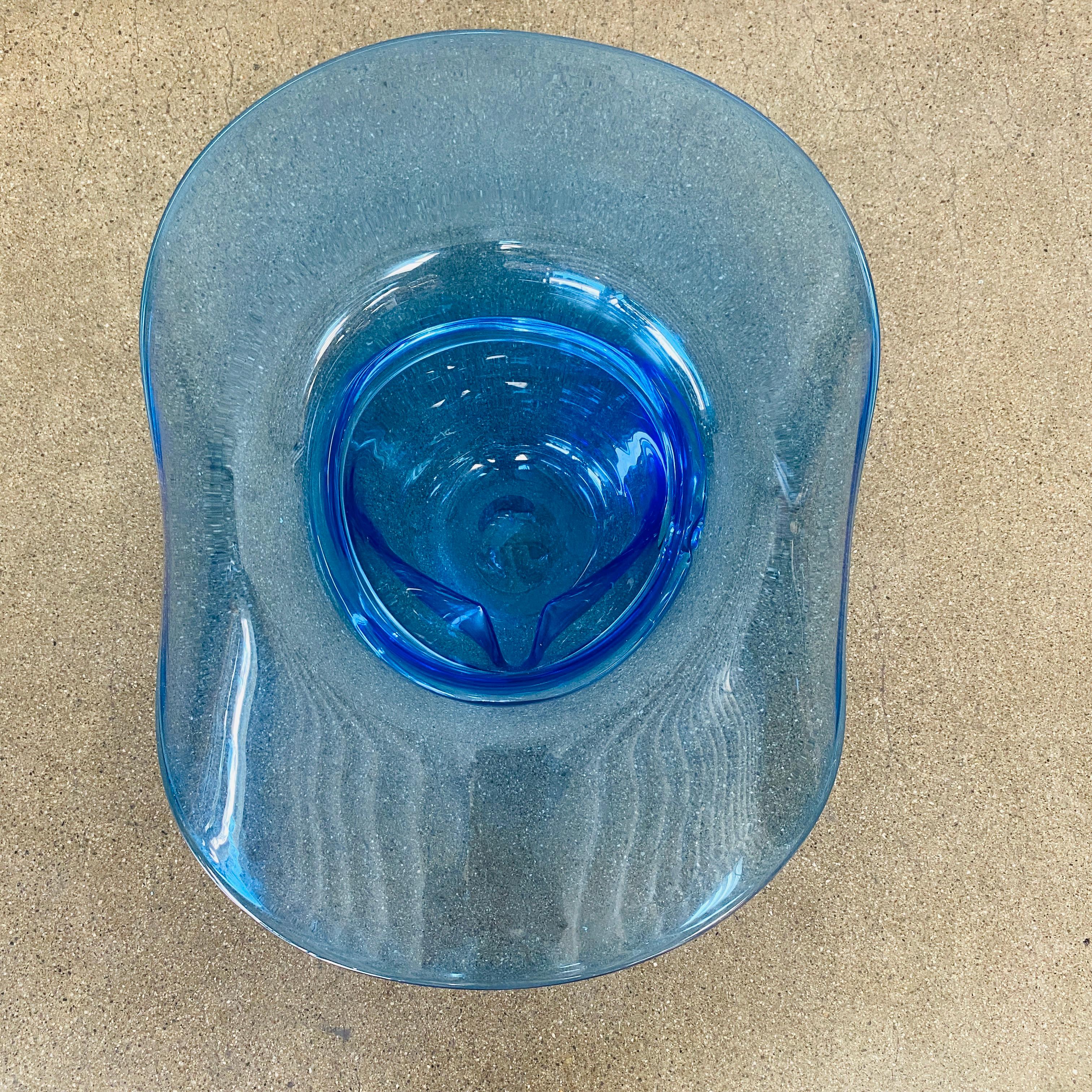 Blenko Escultura de cristal azul con sombrero de vaquero Cuenco decorativo Vidrio en venta