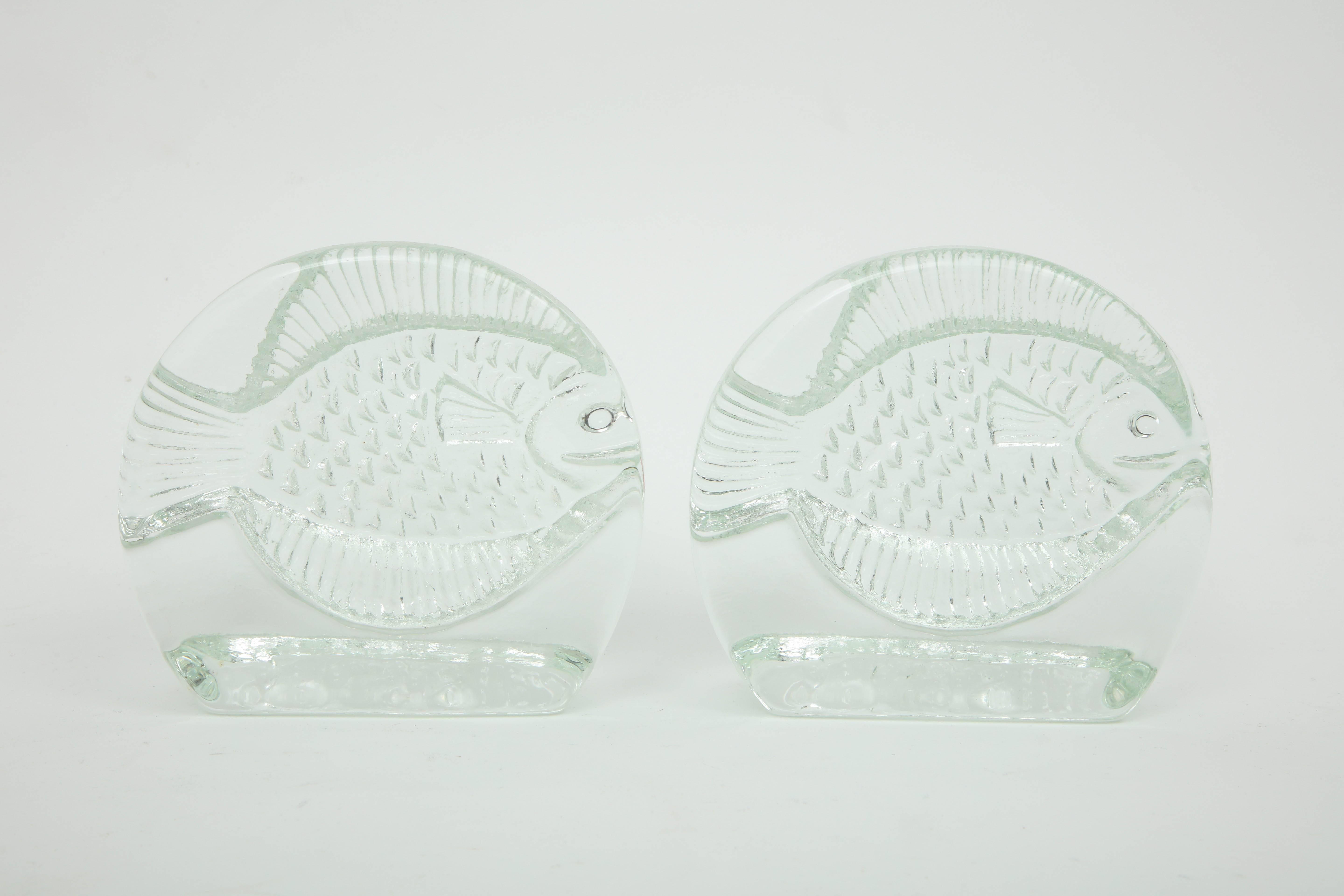 Buchstützen aus Glas mit Fischmotiven vonnko (20. Jahrhundert)