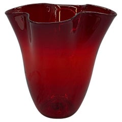 Vaso Blenko in vetro rosso rubino con bordo increspato