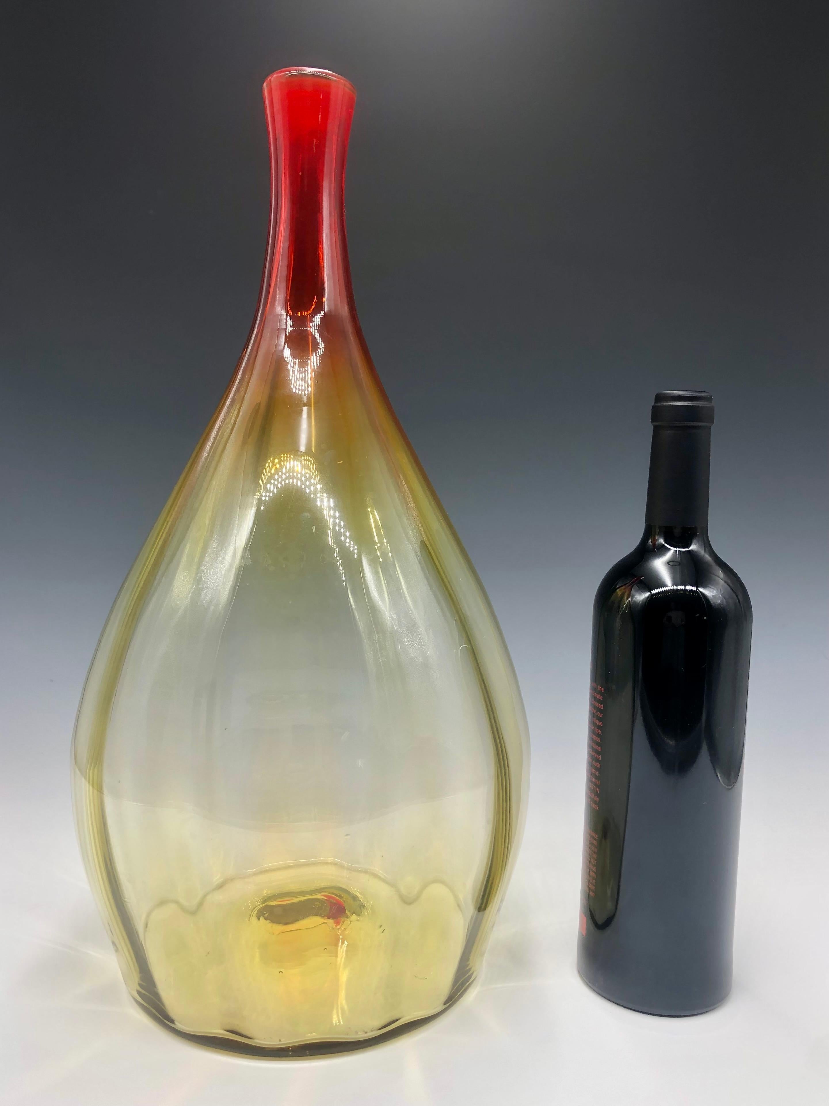 Magnifique vase/vase surdimensionné soufflé à la main par Blenko Yellow Red Amberina. Un cou rouge profond qui passe subtilement à un corps jaune pâle.

Taille : 17,5