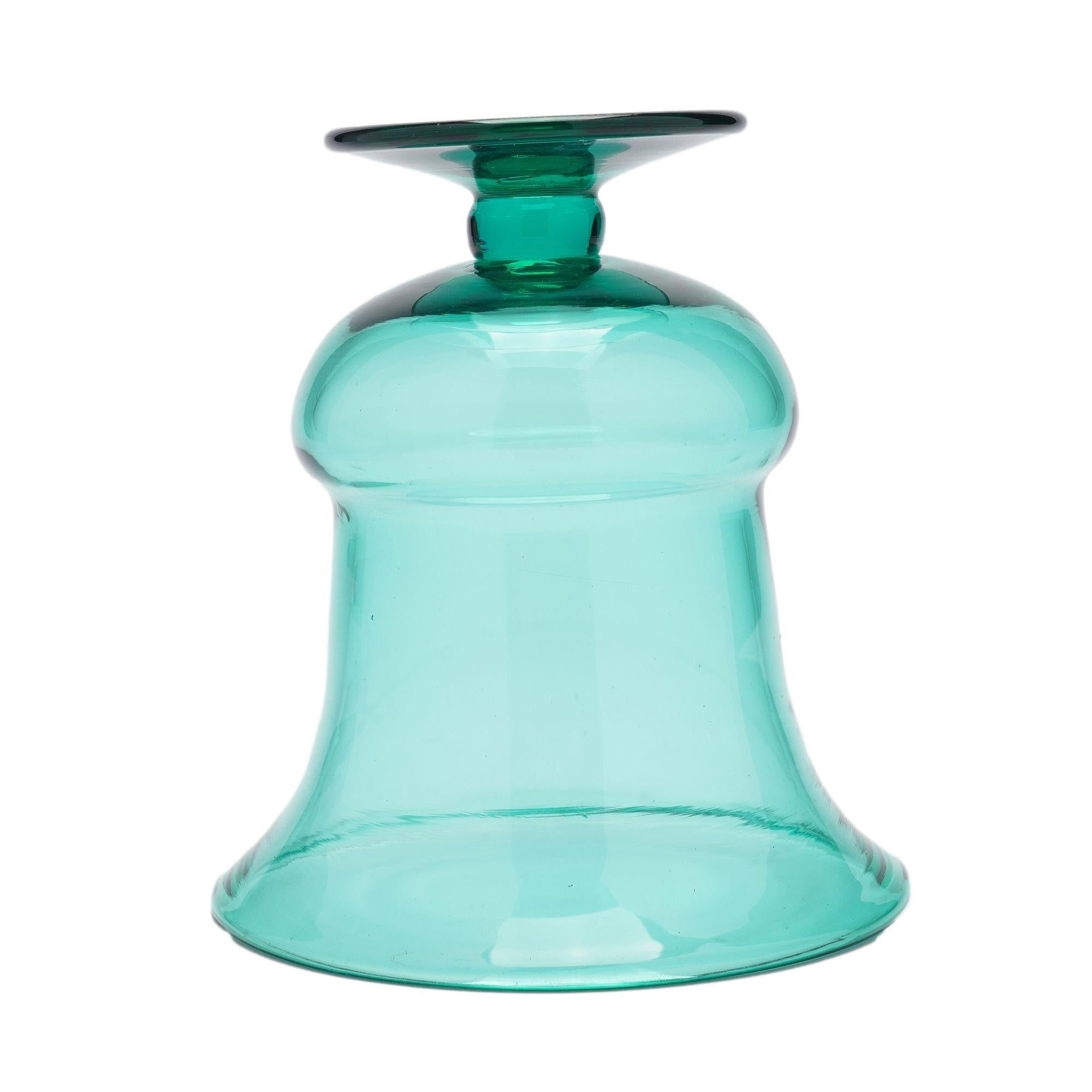 Blenko green blown glass calyx urn form vase, c. 1950 In Good Condition For Sale In Kenilworth, IL