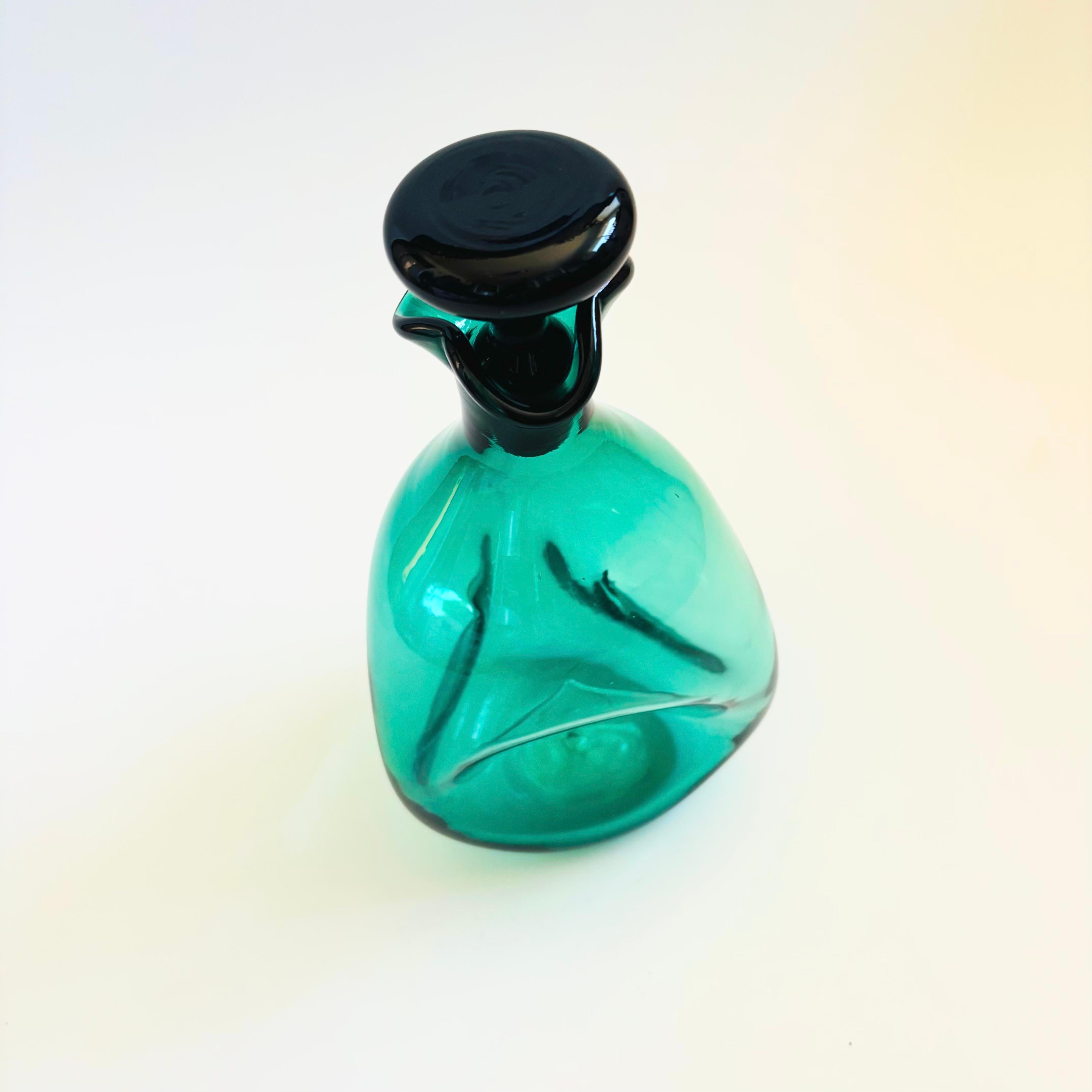 Mid-Century Modern Carafe à décanter en verre à pincement vert de Blenko, Model No. 49 en vente