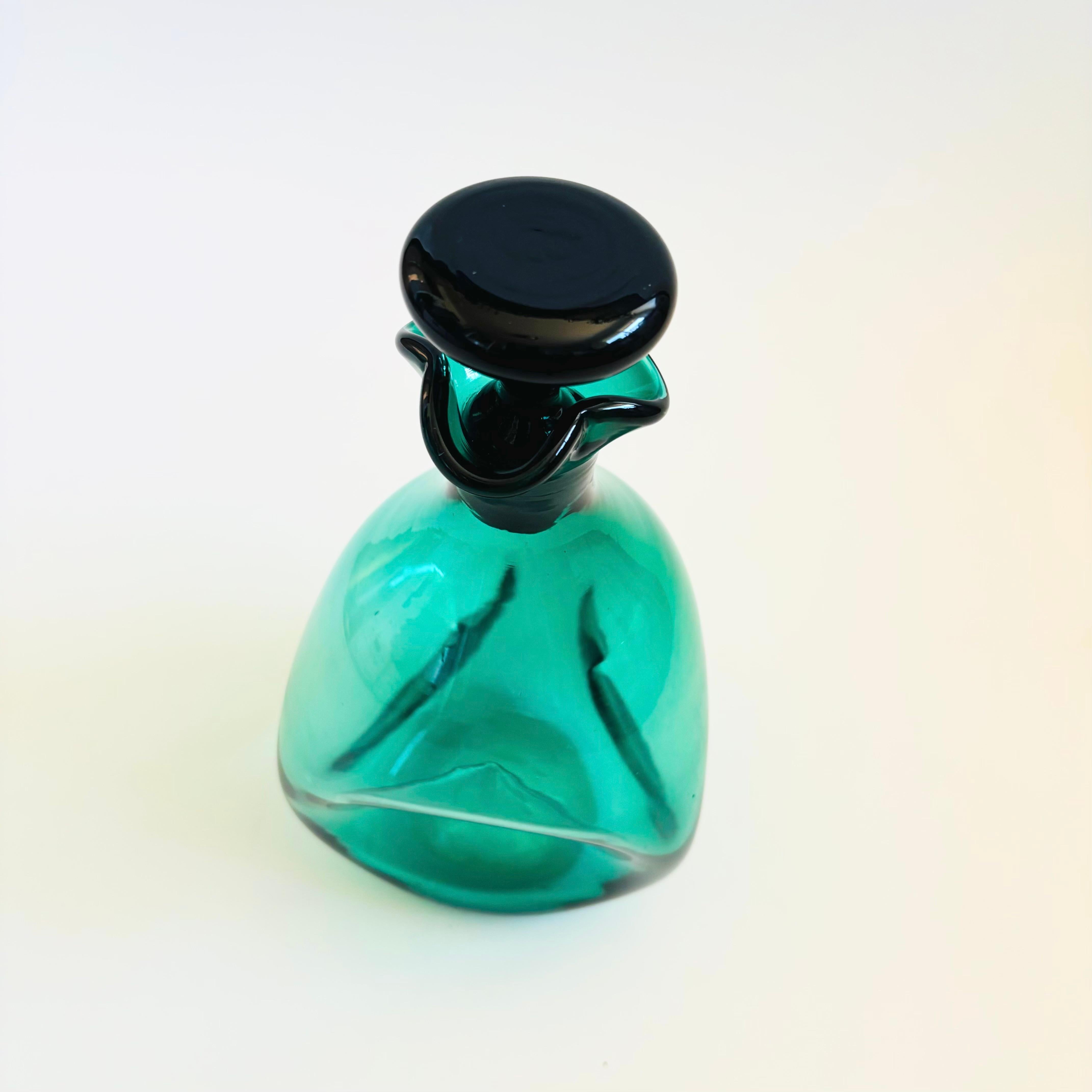 Carafe à décanter en verre à pincement vert de Blenko, Model No. 49 en vente 1