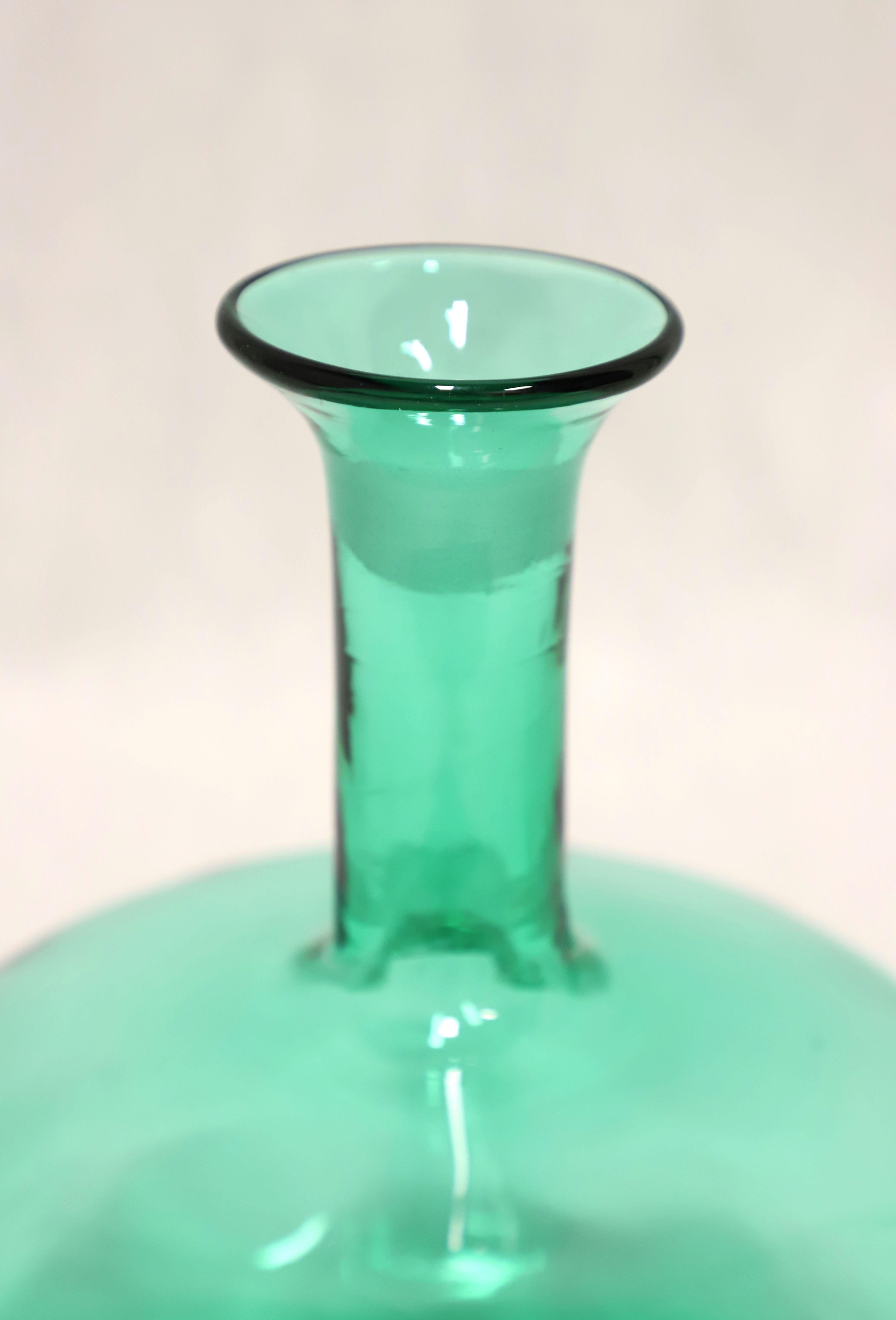 BLENKO, mundgeblasener Dekanter aus grünem Glas, Mitte des 20. Jahrhunderts (Geblasenes Glas)
