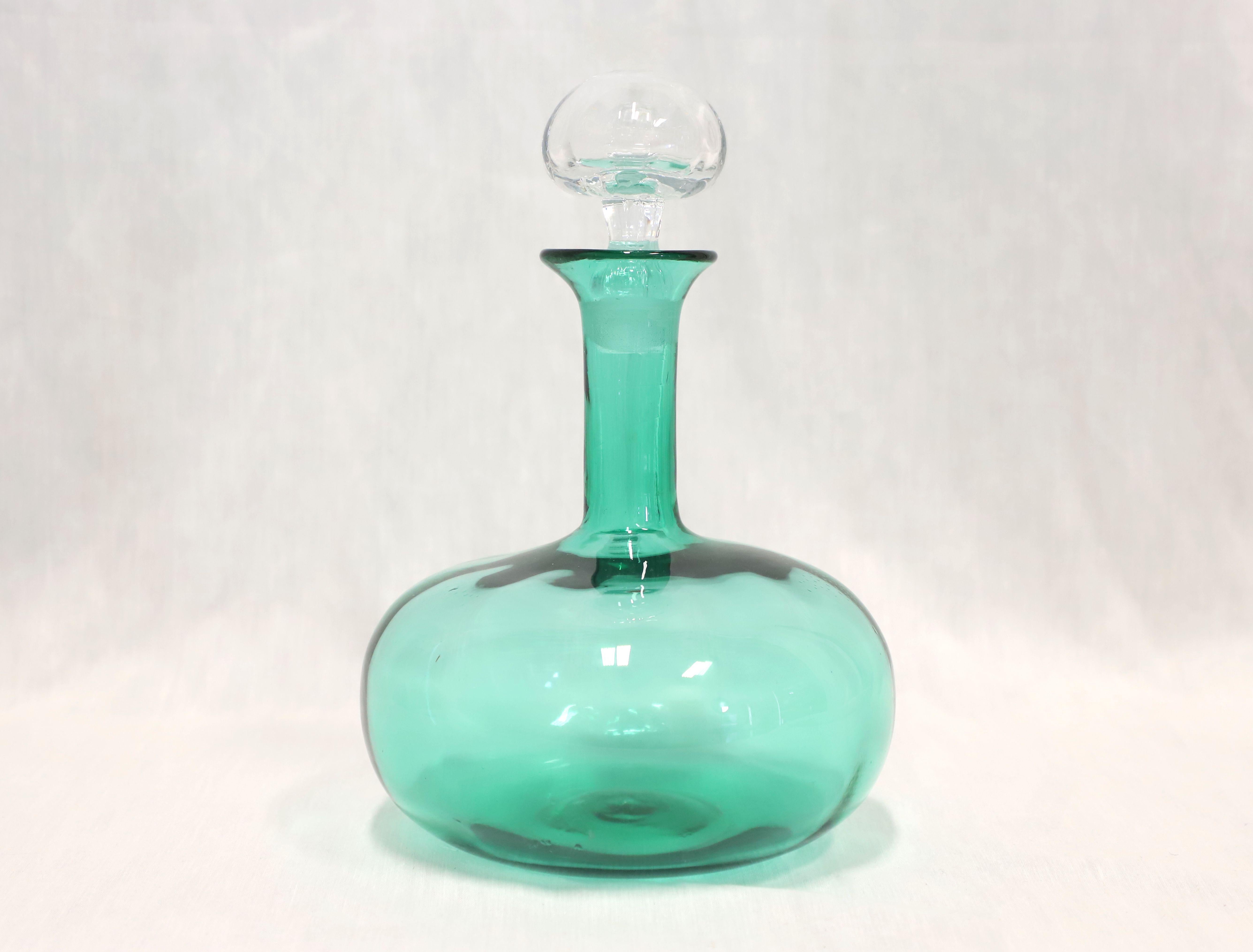 BLENKO, mundgeblasener Dekanter aus grünem Glas, Mitte des 20. Jahrhunderts 3