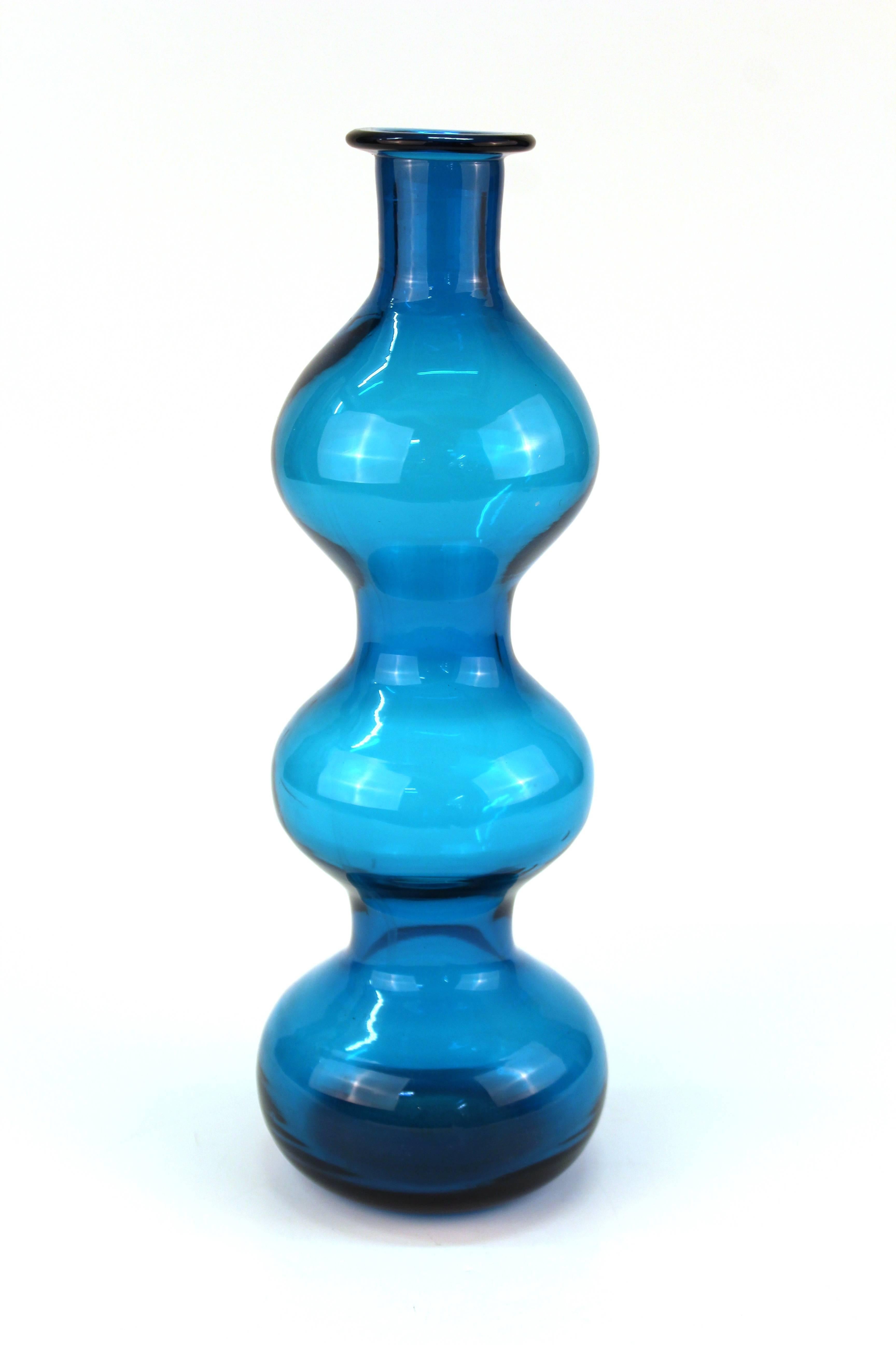 Mid-Century Modern Blenko glass bottle, dating from the 1950s, in blue-green color, in shape of three stacked orbs. The piece has some minor scuffing inside the neck, possibly from a stopper. In good vintage condition.