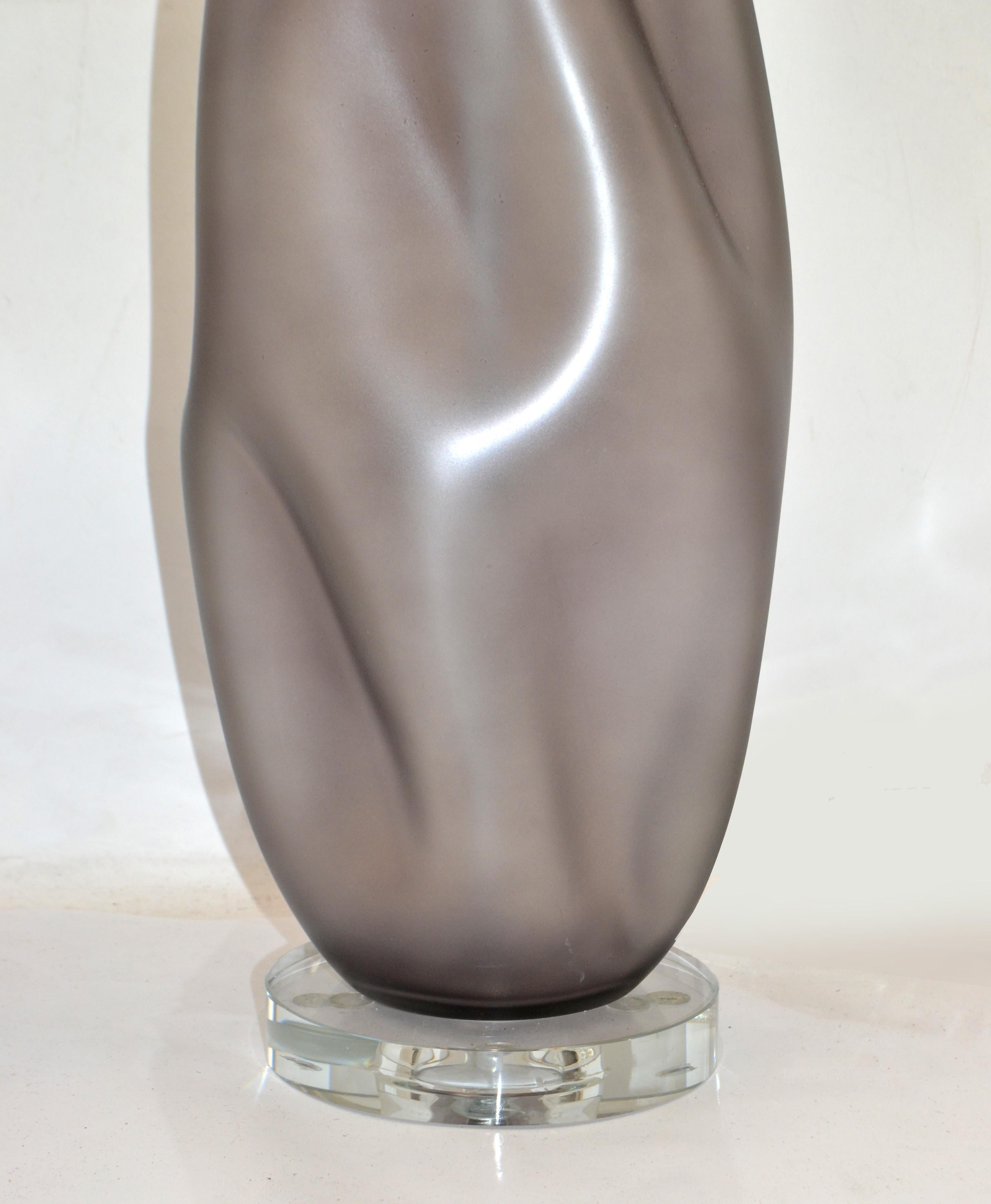 Blenko Mid-Century Modern Gray Blown Art Glass Table Lamps Acrylic Base, Pair For Sale 4