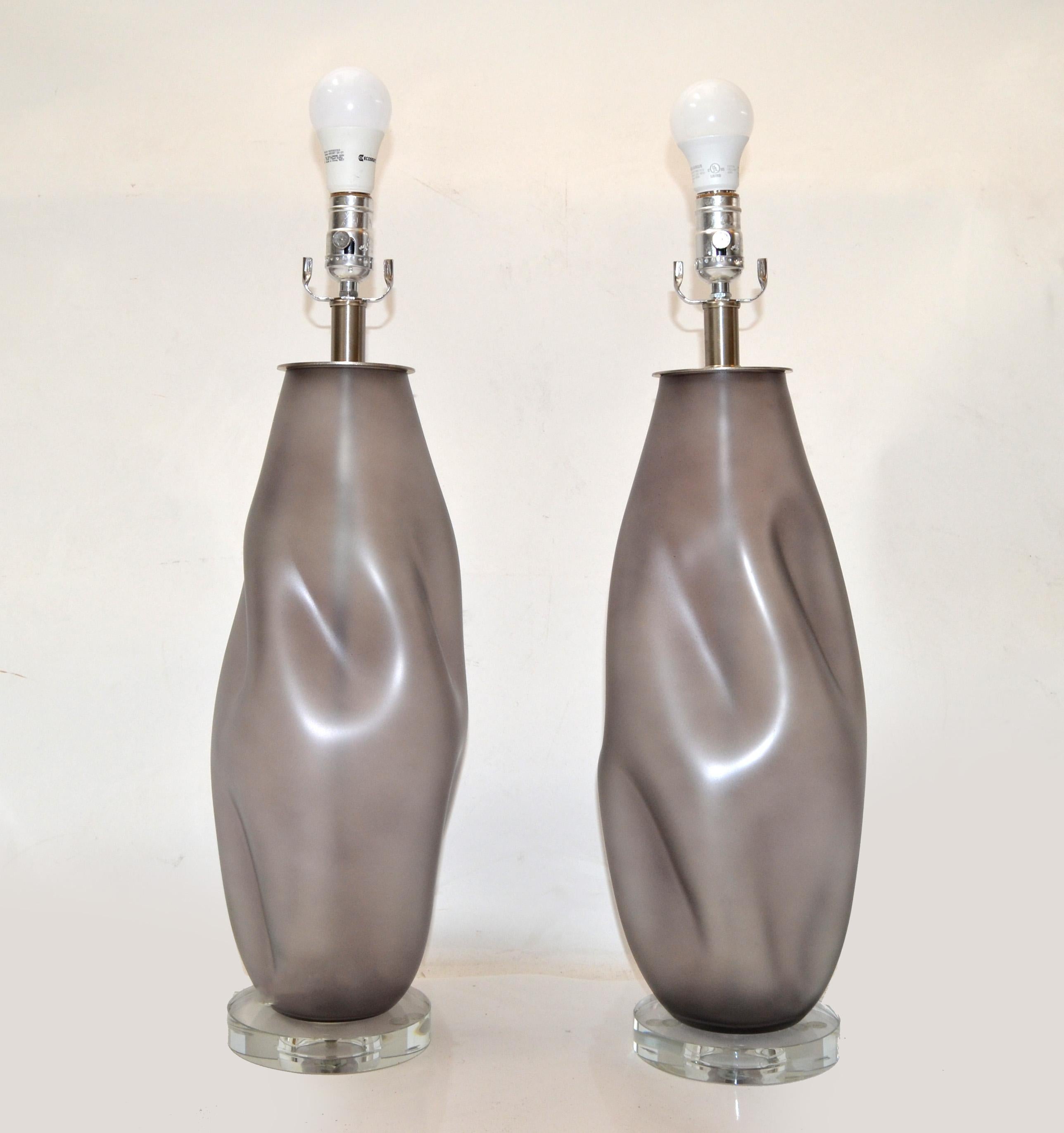 Blenko Mid-Century Modern Gray Blown Art Glass Table Lamps Acrylic Base, Pair For Sale 1