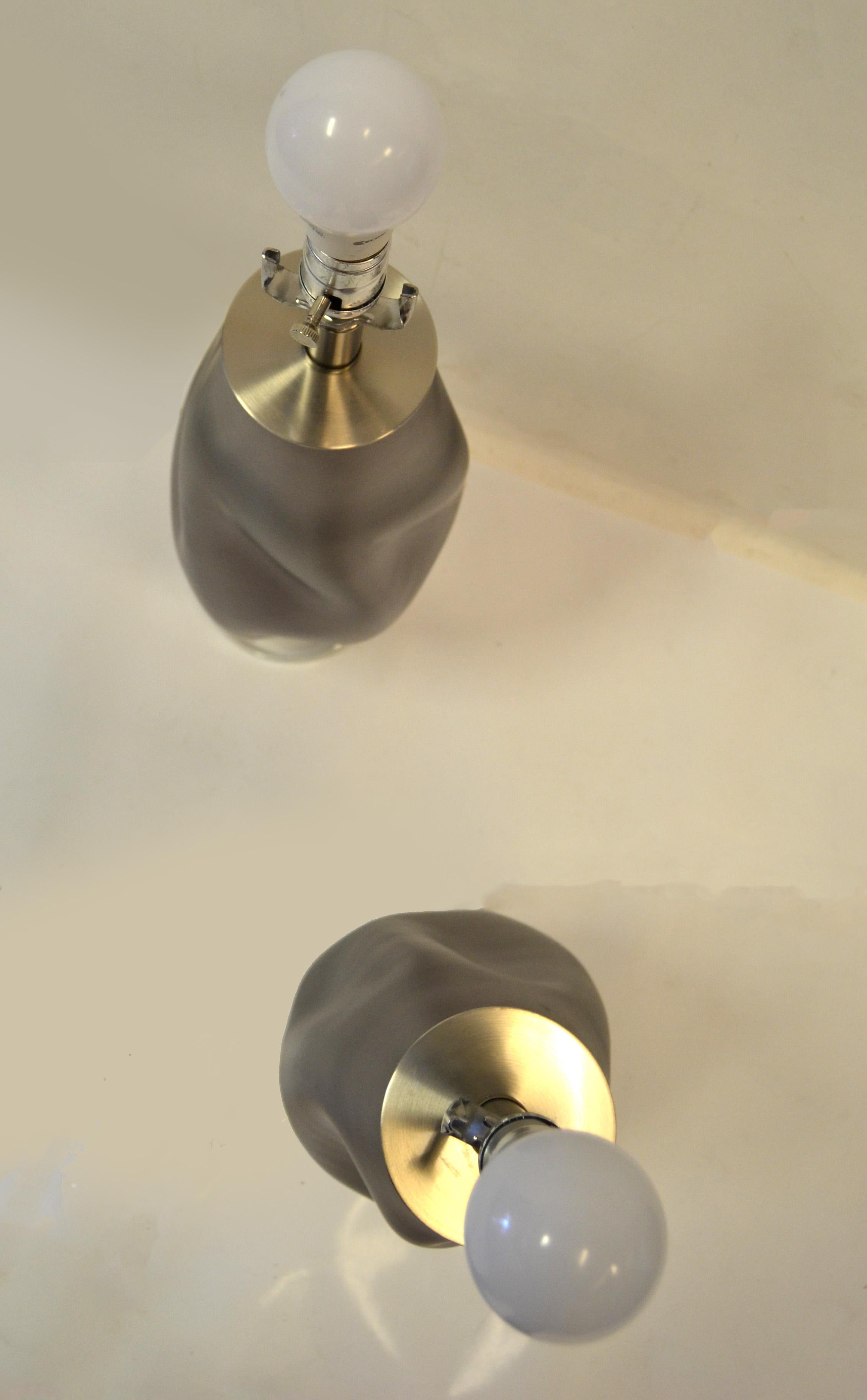 Paar Mid-Century Modern-Tischlampen aus grauem mundgeblasenem Kunstglas mit Acrylsockel, vonnko im Angebot 1