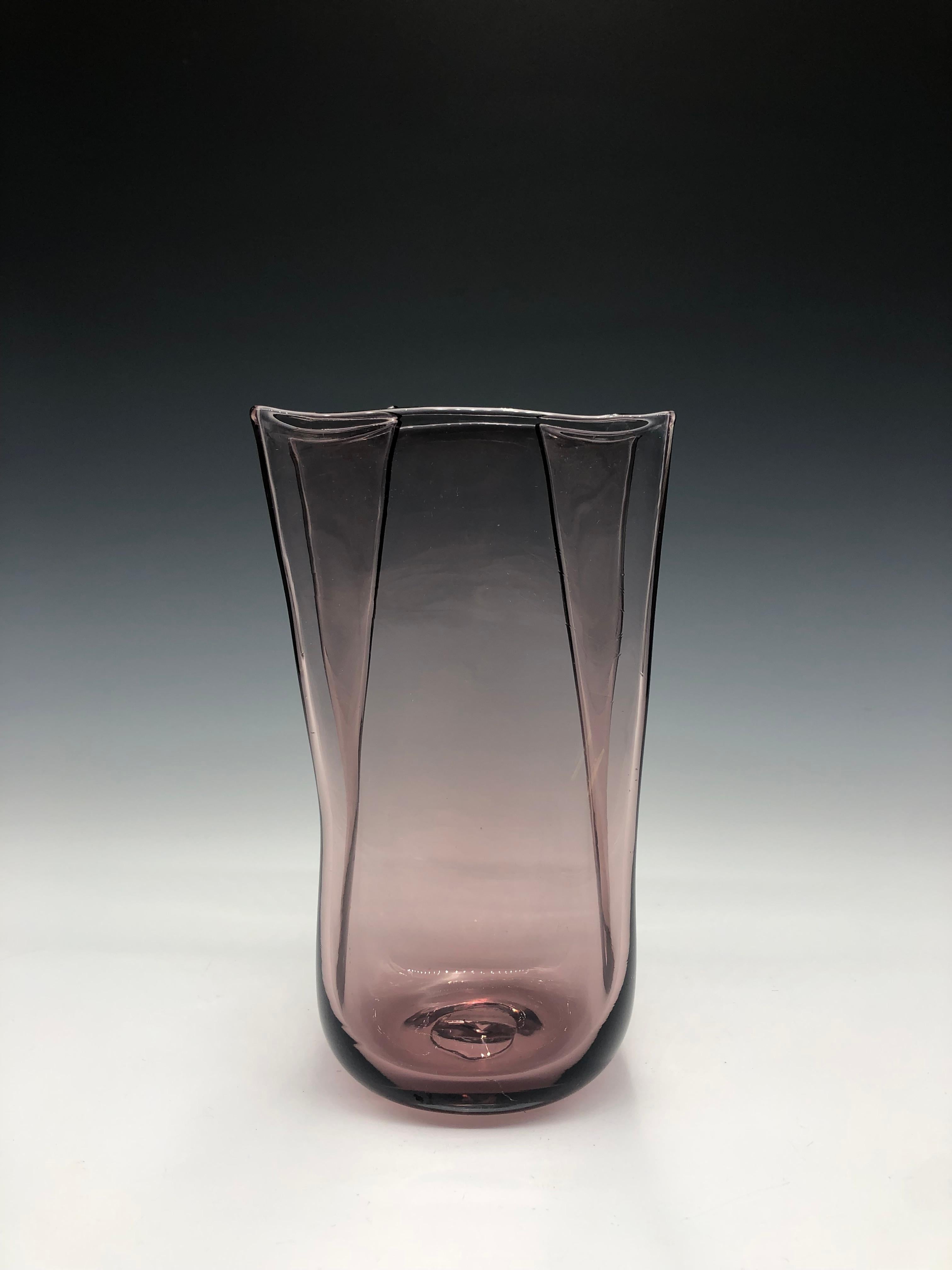 Vase vintage en verre d'art soufflé à la main dans un sac en papier, de couleur violet pâle et améthyste, de marque Blenko, circa 1980.   

Taille : 8