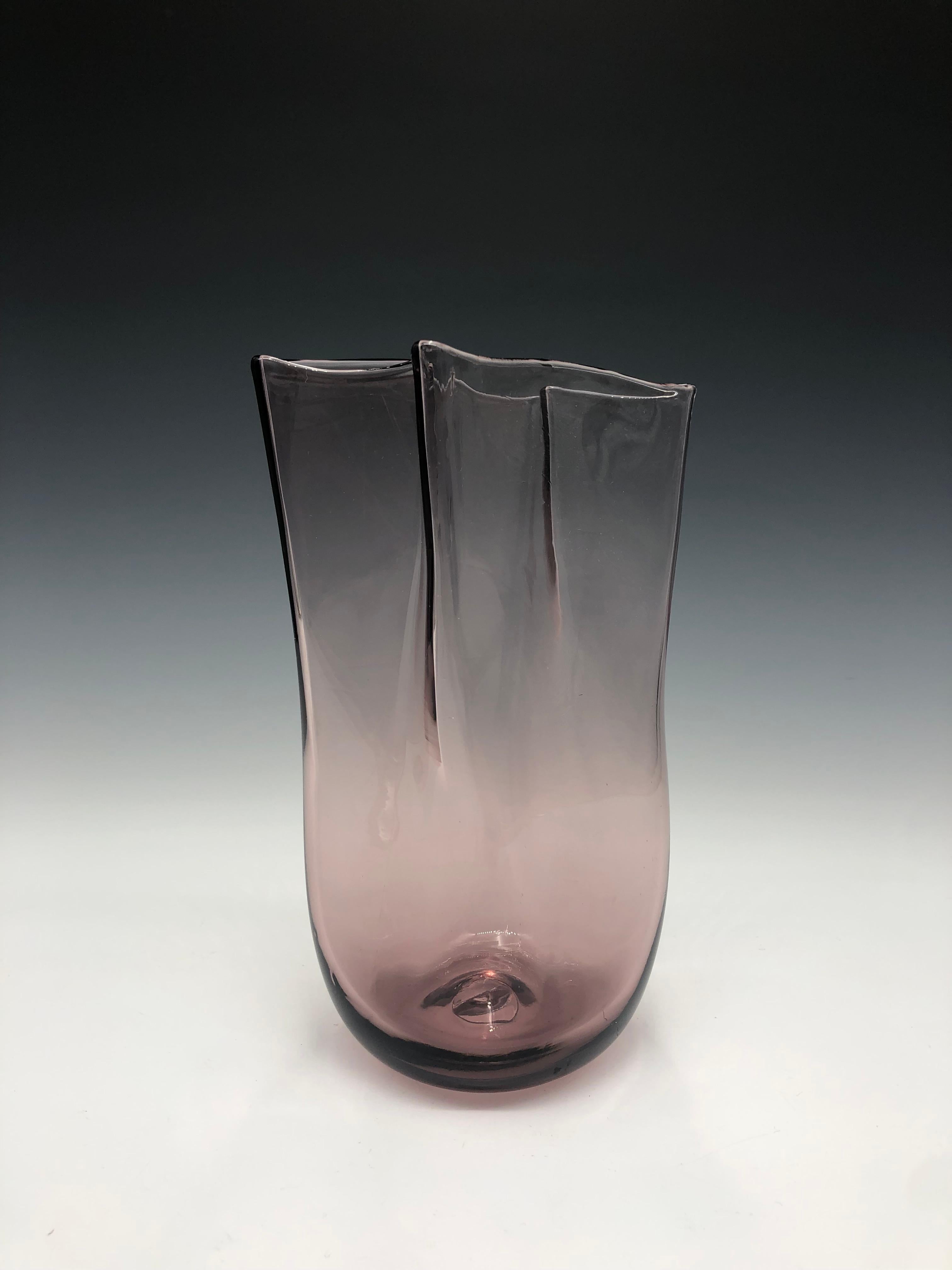 Vaso in vetro artistico a sacchetto di carta soffiato a mano Blenko viola pallido ametista, circa anni '80.   

Dimensioni: 8