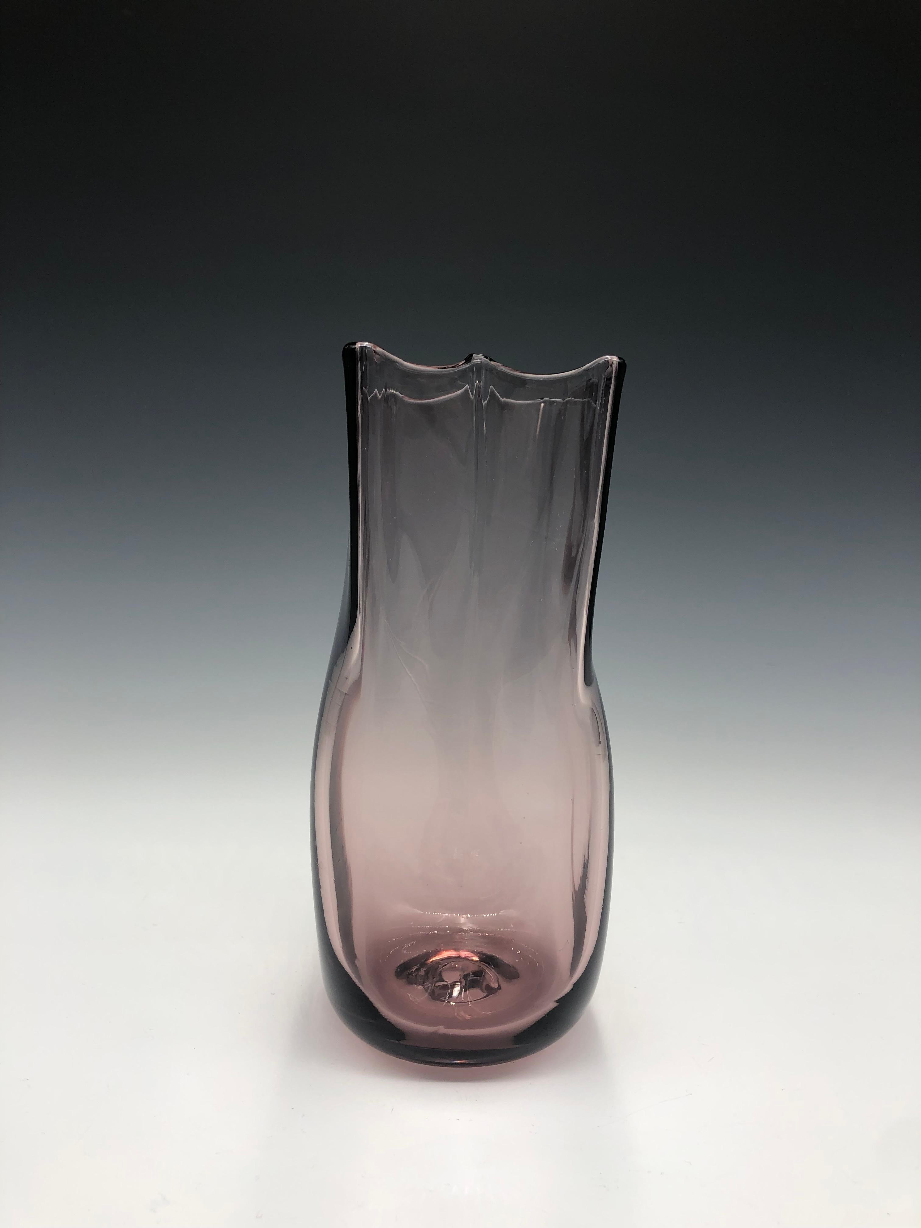 Moderne Blenko Purple Hand Blown Glass Paper Bag Vase en vente