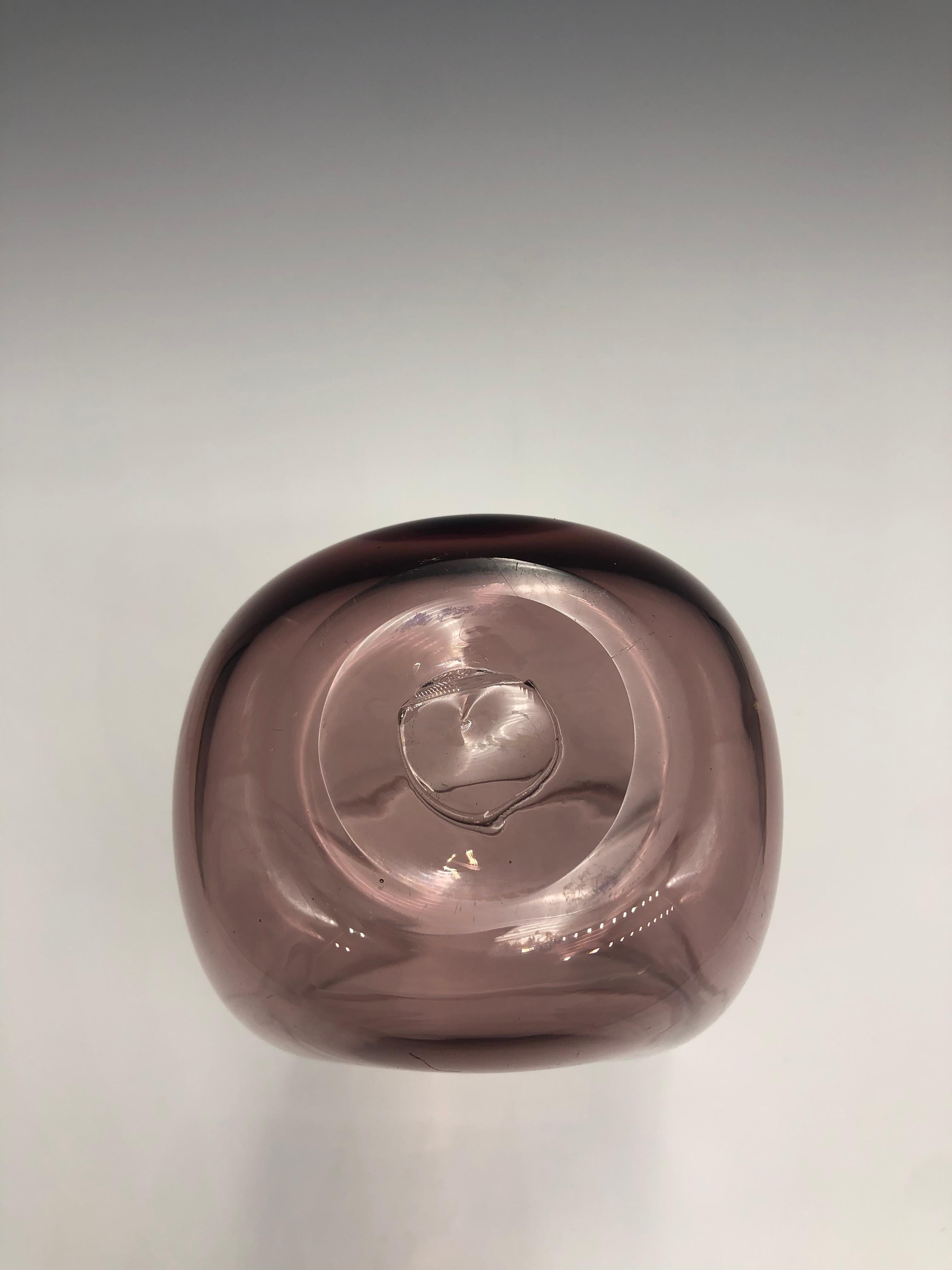 Fin du 20e siècle Blenko Purple Hand Blown Glass Paper Bag Vase en vente