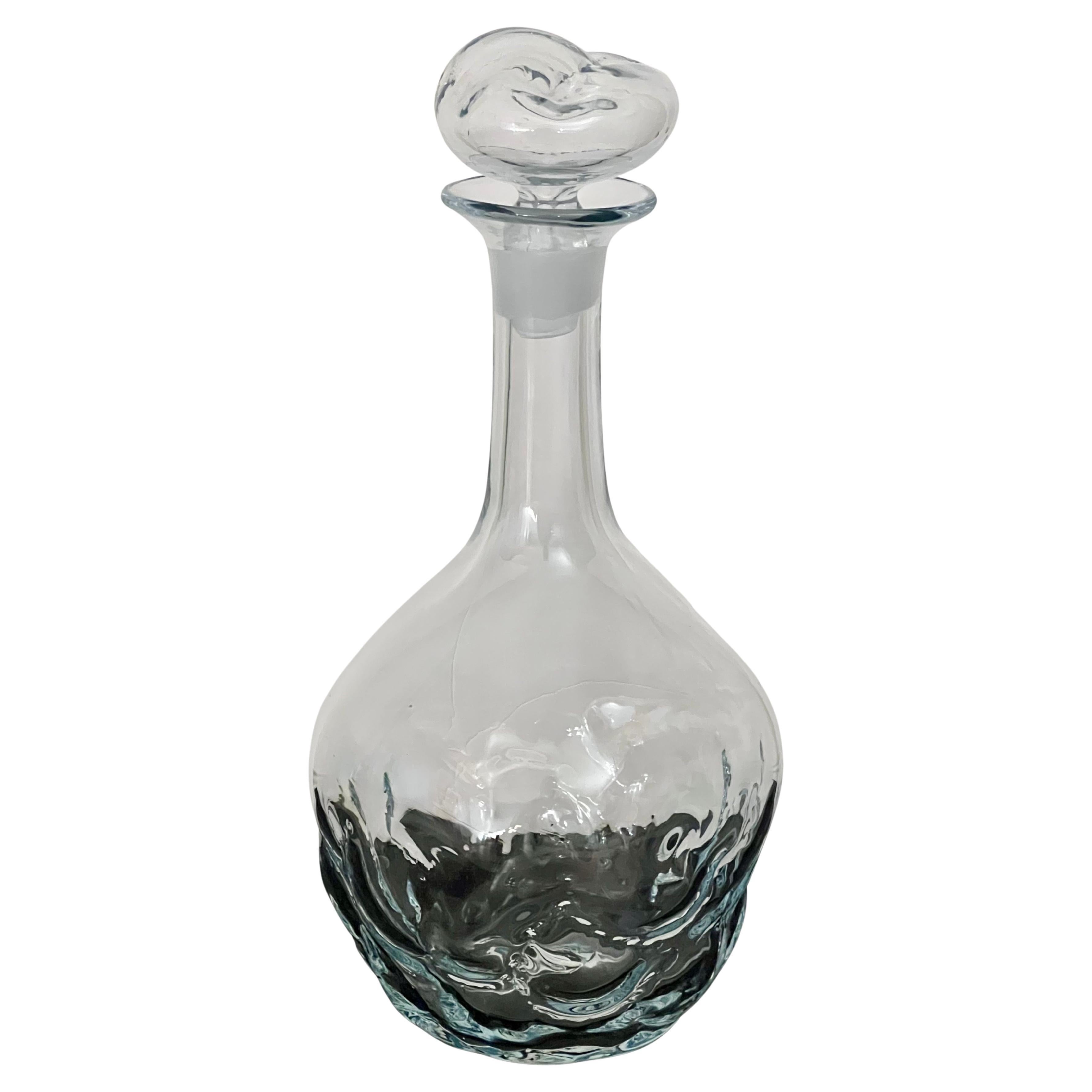 Bellissimo e raro decanter in vetro soffiato Blenko con tappo in ottime condizioni, senza scheggiature o crepe, con design Cumulus da collezione dopo il nome delle nuvole, circa anni '70.