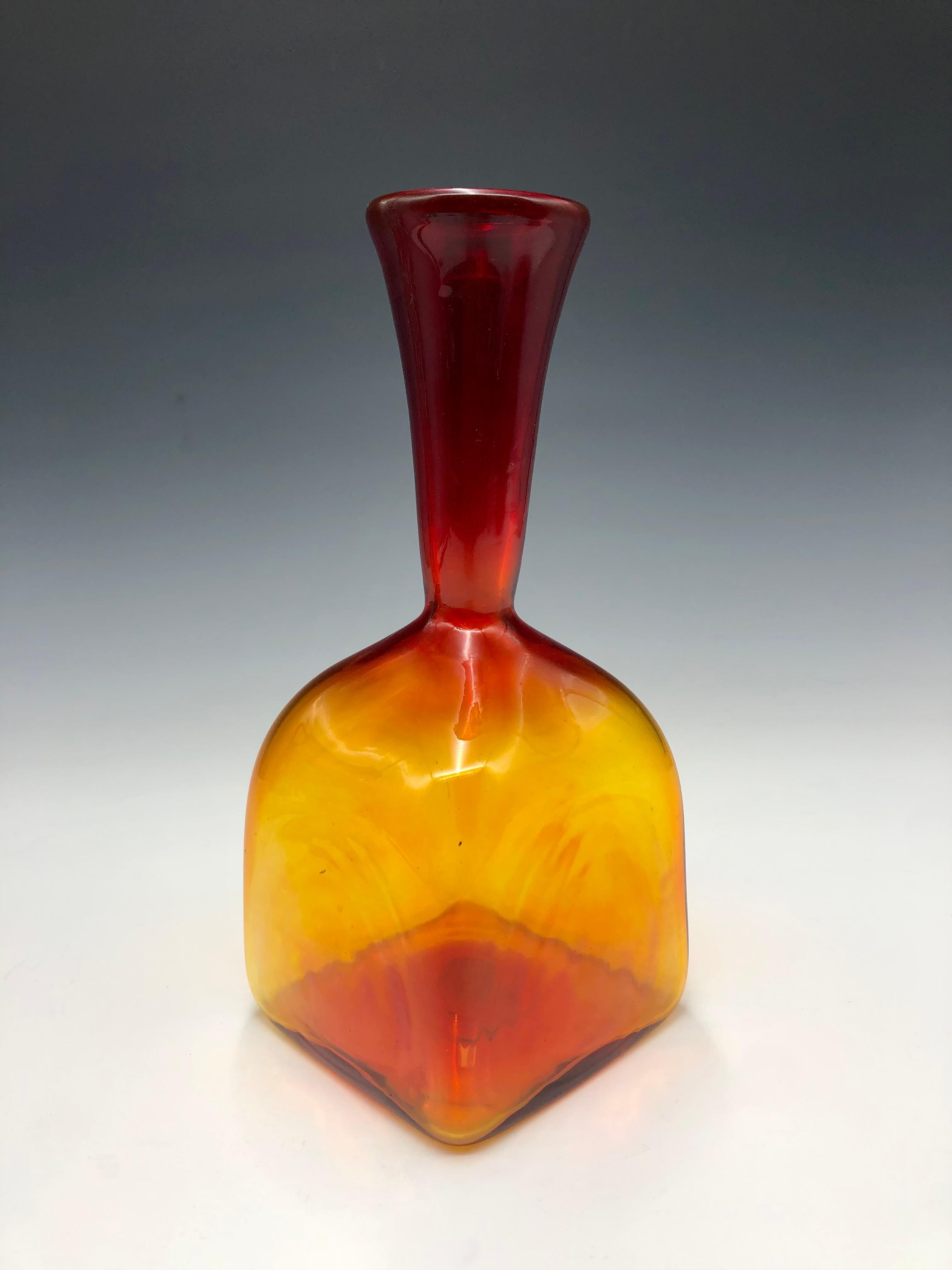 Jarrón de cristal rojo y naranja estilo Blenko Amberina Estadounidense en venta
