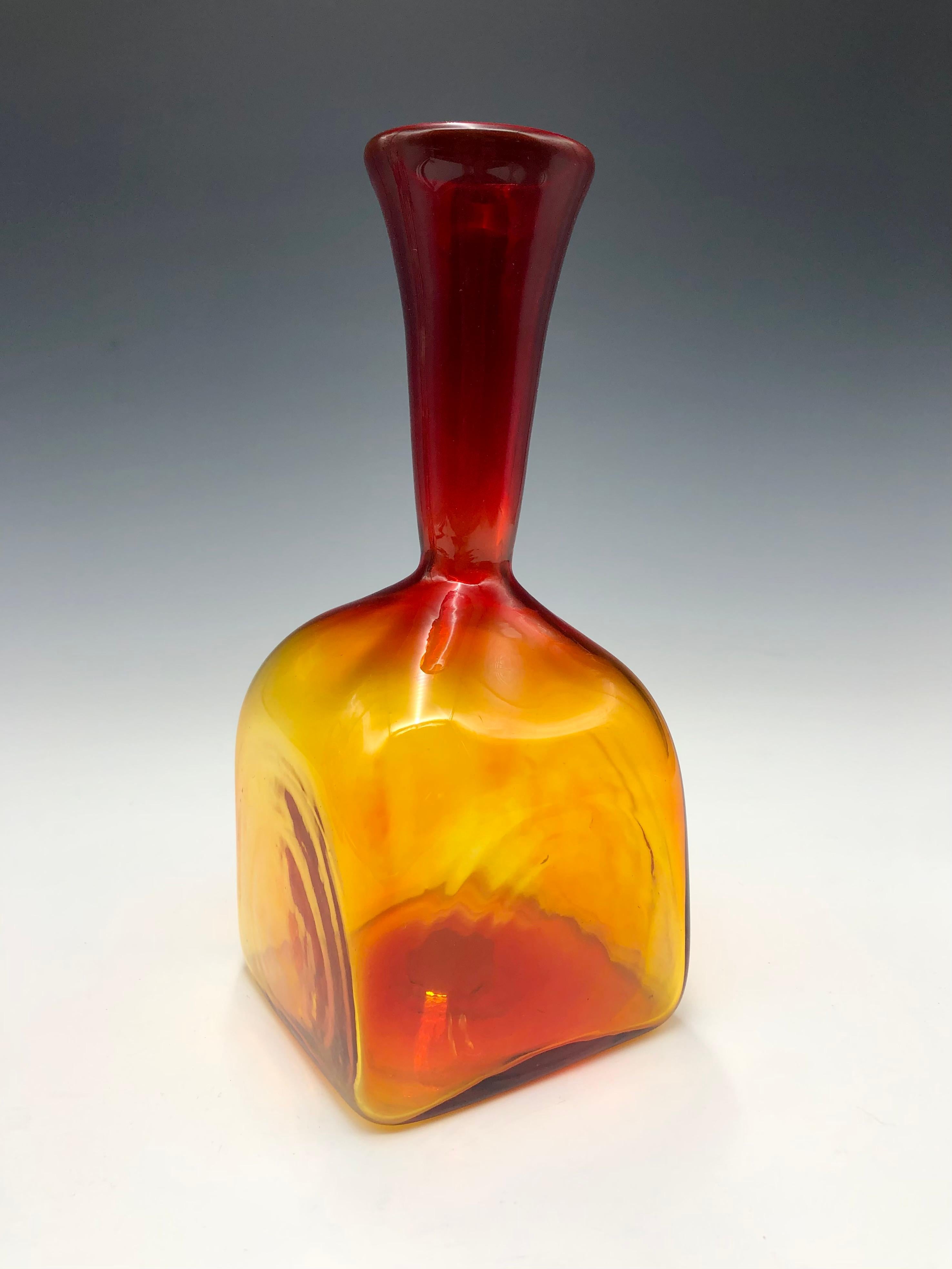 Jarrón de cristal rojo y naranja estilo Blenko Amberina en Bueno estado para la venta en East Quogue, NY