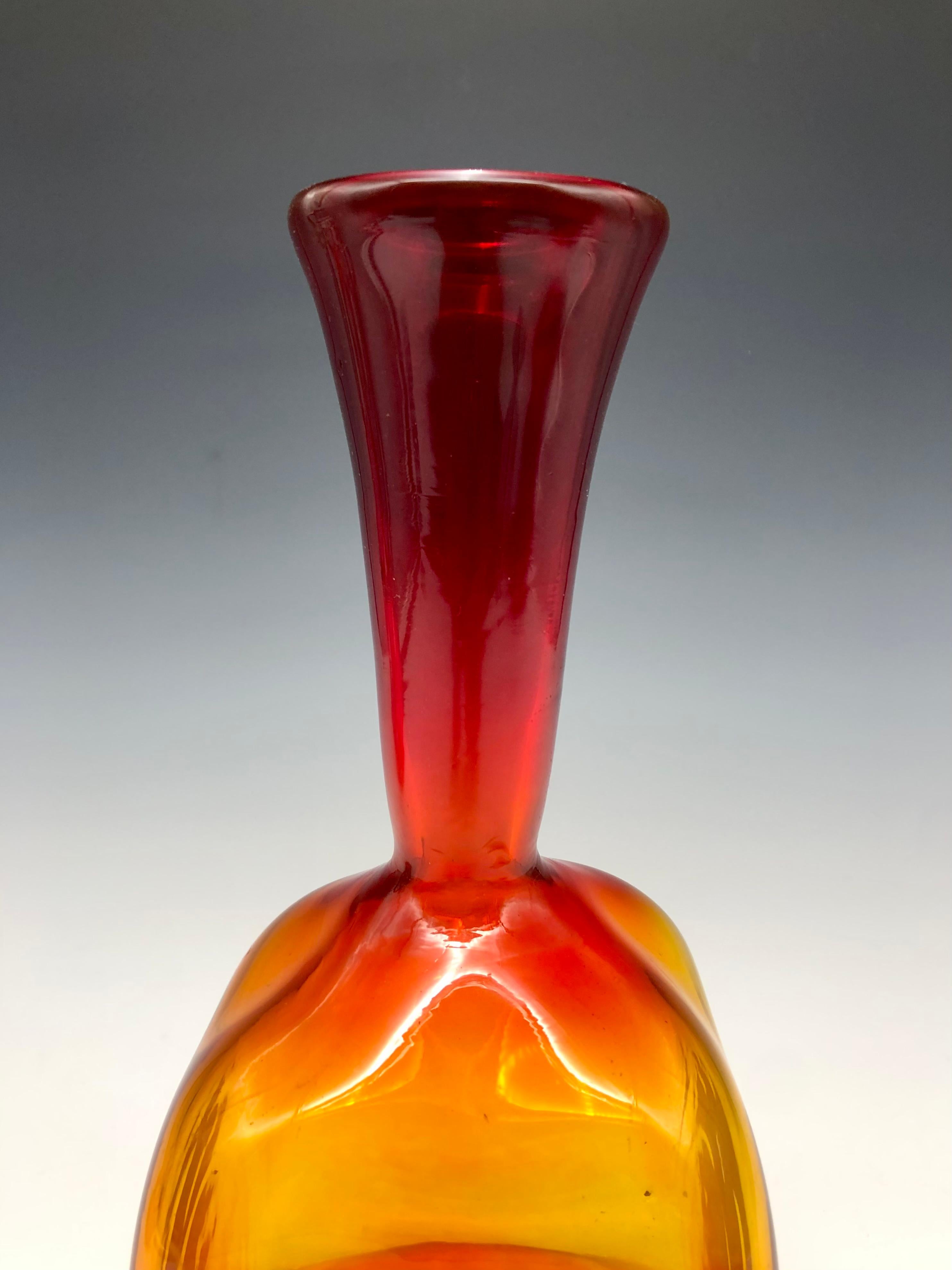 Jarrón de cristal rojo y naranja estilo Blenko Amberina Vidrio soplado en venta