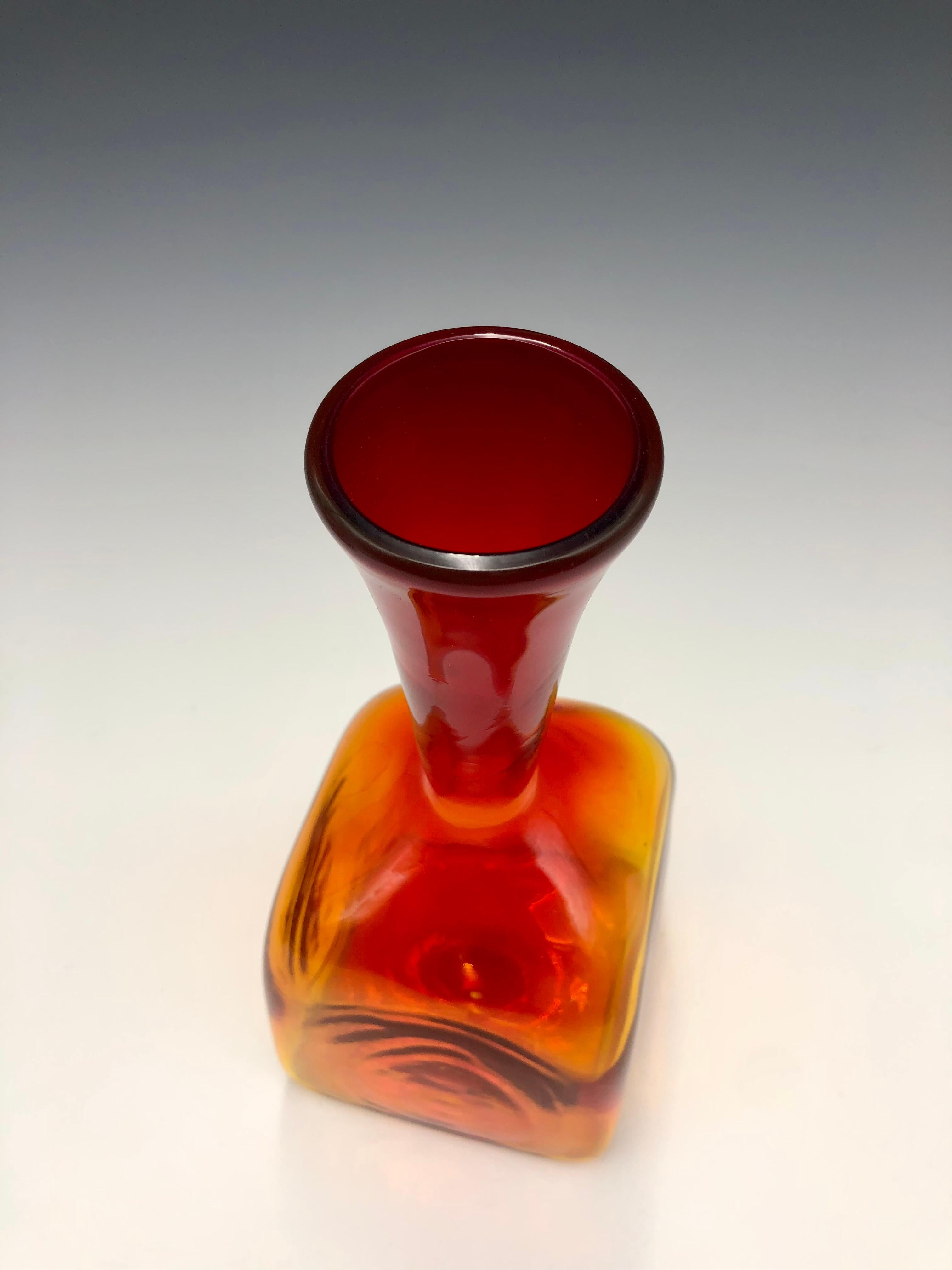 Jarrón de cristal rojo y naranja estilo Blenko Amberina en venta 2